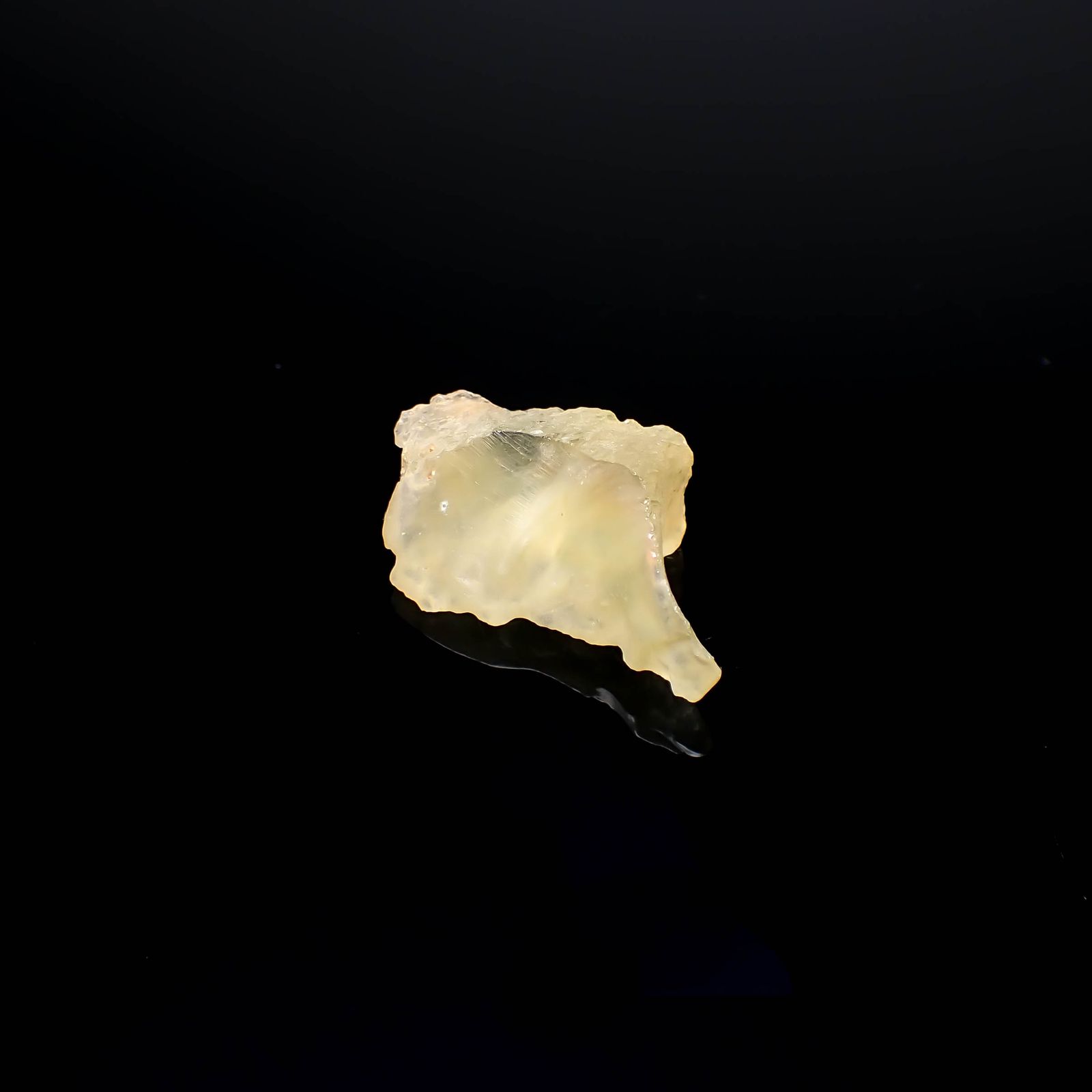 リビアングラス 原石 発見地：エジプト・リビア砂漠 16.85ct [241029282]26.5x18.7mm前後