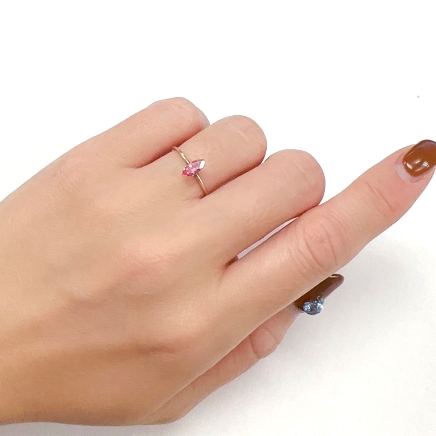 ホットピンクスピネル(宝石名ピンク・スピネル)タンザニア産 0.38ct 識別済[231124096]7.2x3.3mm前後