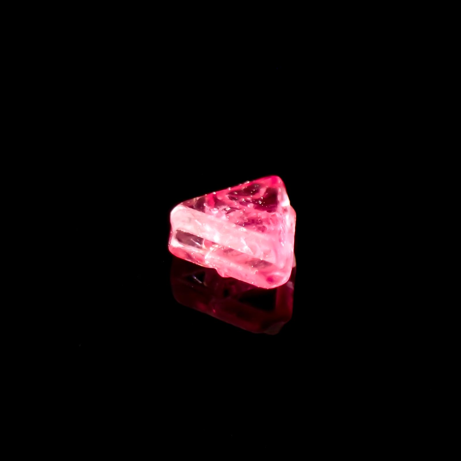 ツインクリスタルスピネル(スピネル式双晶）原石 ビルマ産 0.11ct[231124061]3.3x3mm前後