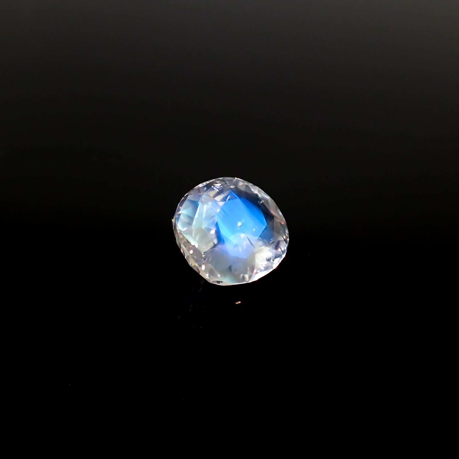 レインボームーンストーン(宝石名ラブラドライト)マダガスカル産 3.224ct ソ付(彩珠)[240326938]10.5x9mm前後