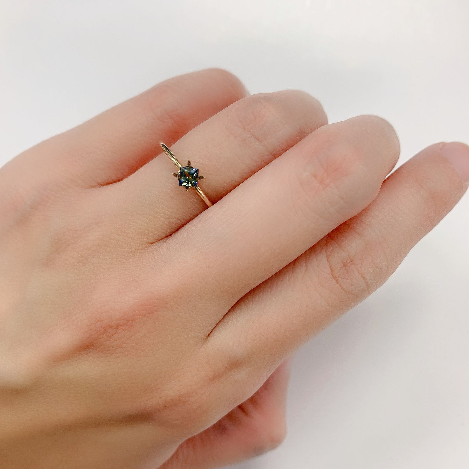 ◇プリンセスカット◇バイカラーサファイア(宝石名バイカラー・サファイア)タンザニア産 0.22ct 識別済[220113887]3.1x3.1mm前後
