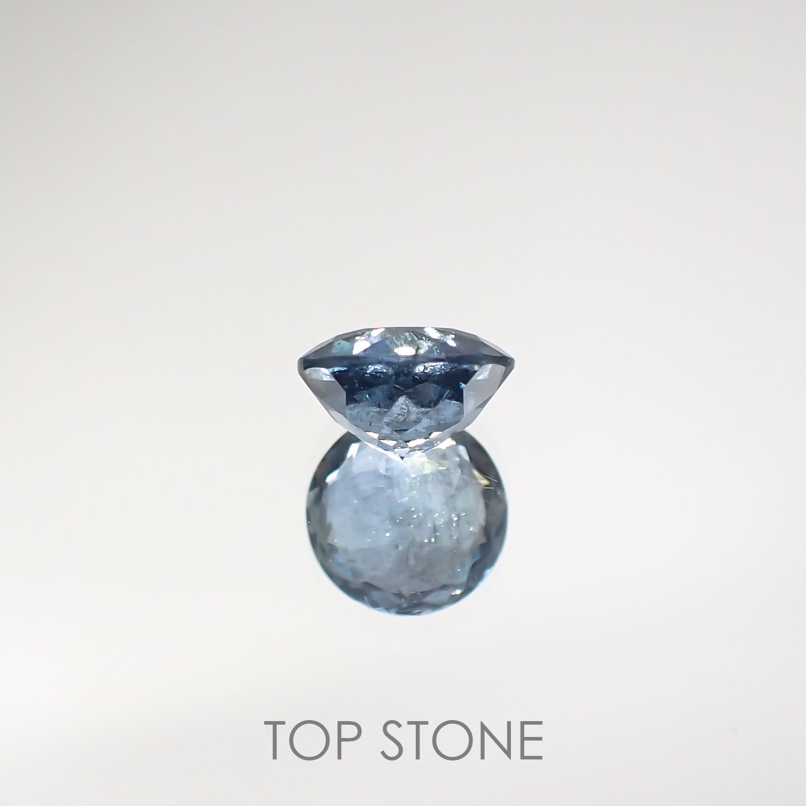 サンタマリアアクアマリン(宝石名アクアマリン)ブラジル産 0.626ct ソ付(彩珠)[210711892]5.5×5.5mm前後