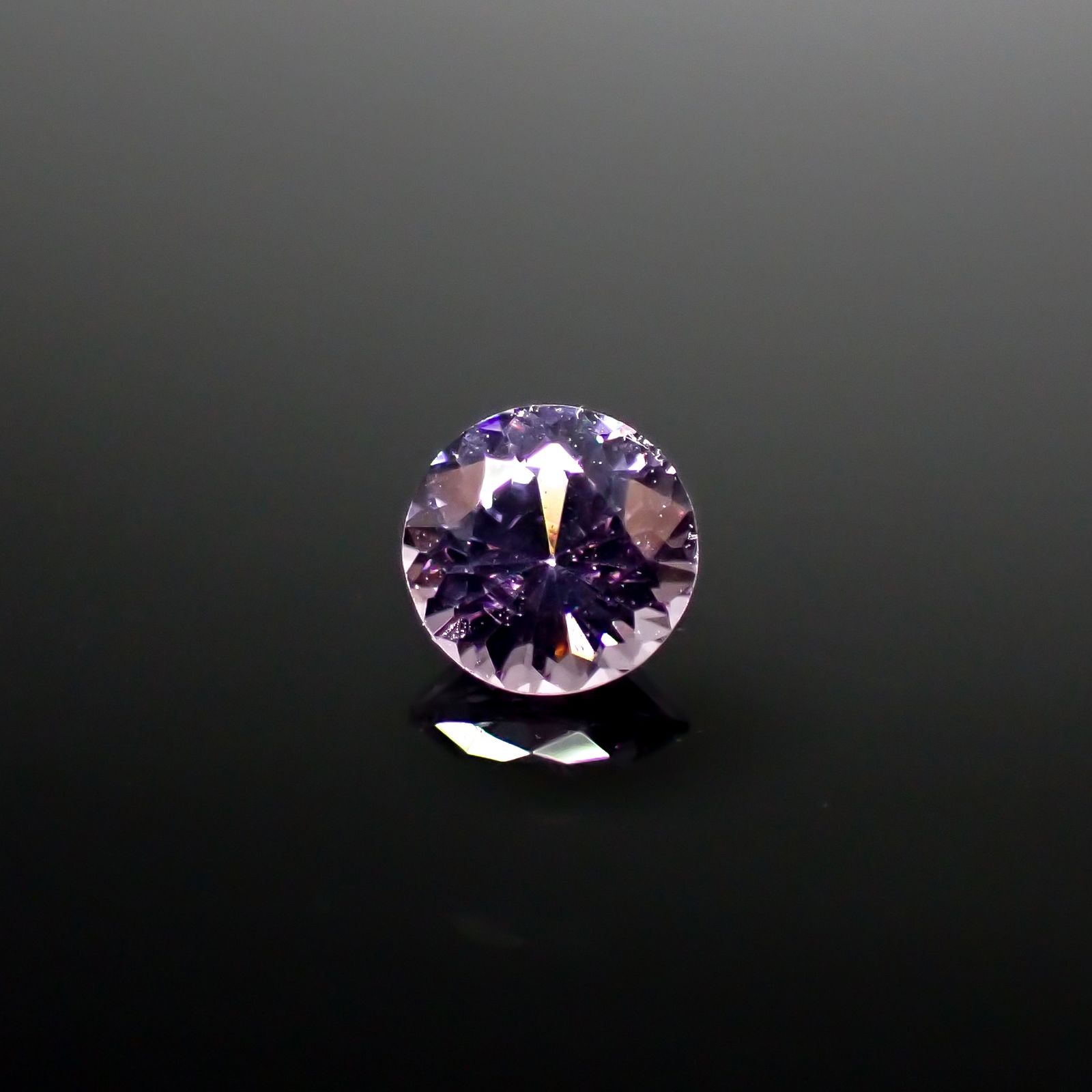 パープルスピネル(宝石名スピネル)ビルマ/マダガスカル産 0.39ct 識別済[241029268]4.5x4.5mm前後