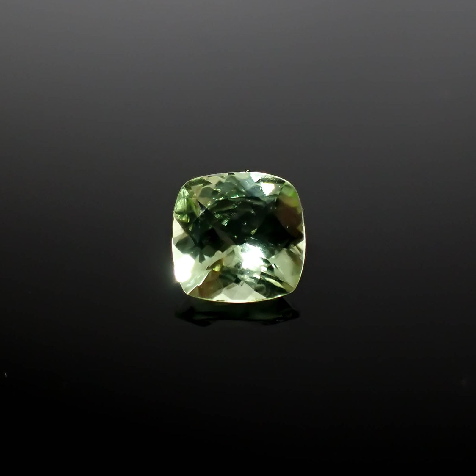 ペリドット(宝石名ペリドット)パキスタン/ノルウェー産 1.385ct ソ付(彩珠)[240728515]7.2x7.1mm前後