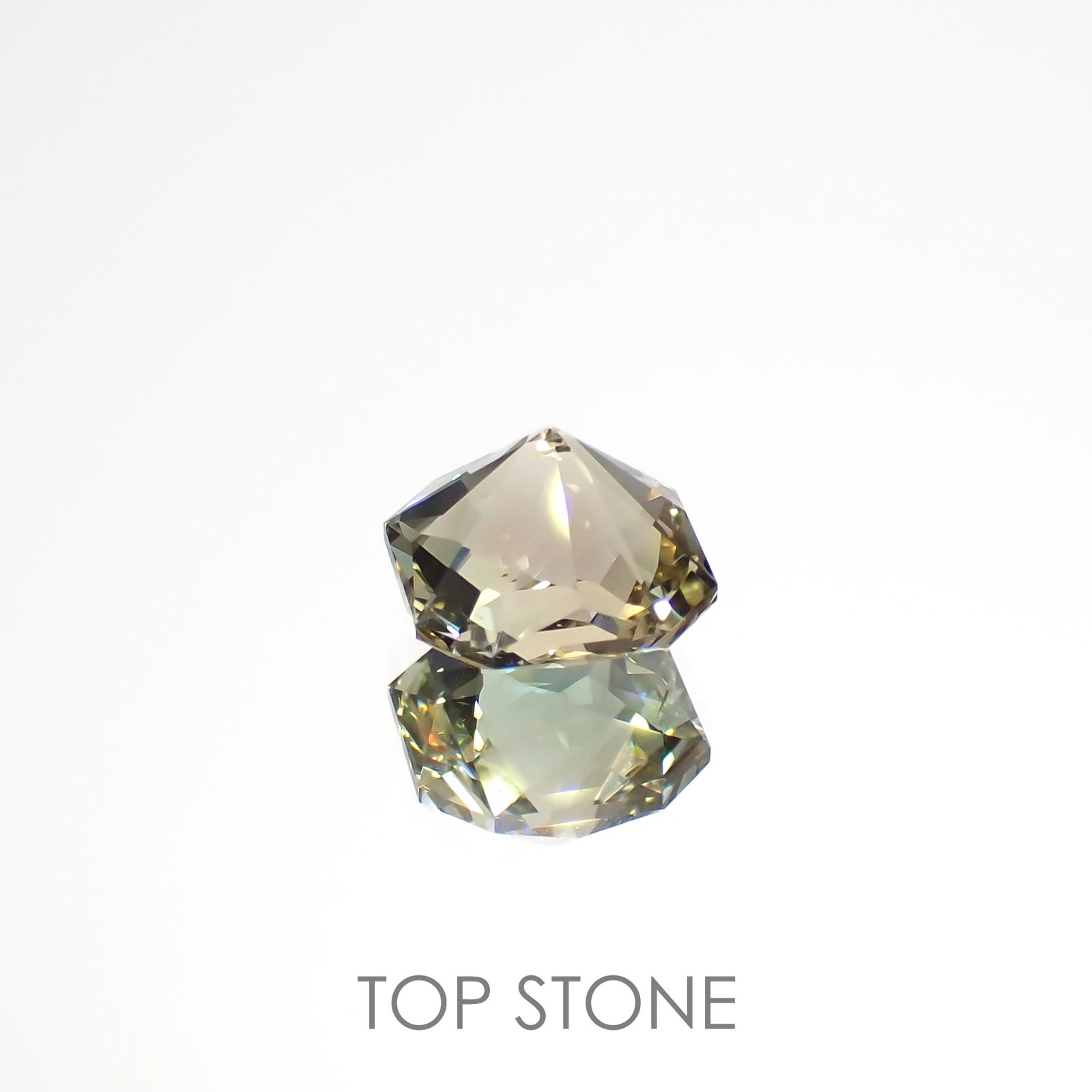 ◇カスタムカット◇バイカラーオレゴンサンストーン(宝石名ラブラドライト)アメリカ・オレゴン州産 2.32ct 識別済[220616273]7.9x7.9mm前後