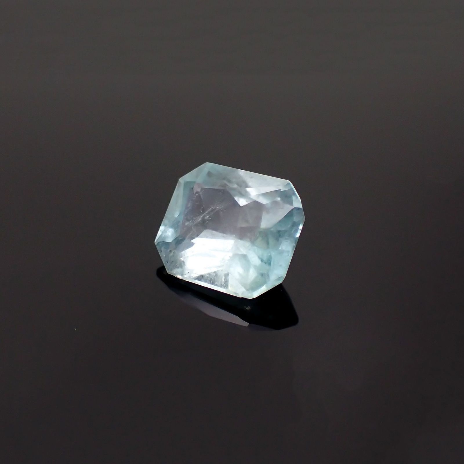 ユークレース(宝石名ブルー・ユークレース)コロンビア産 ソ付(彩珠) 1.989ct / 8.6x7.3mm前後 [221018680]