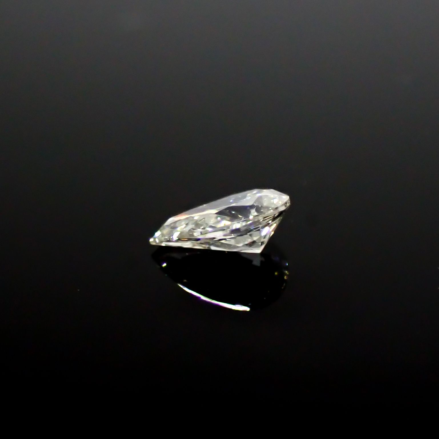 カメレオンダイヤモンド(グリーンダイヤモンド)(宝石名ダイアモンド SI-1/LIGHT GRAY GREEN ) 0.077ct ソ付(CGL)[240928973]3.68x2.31mm前後