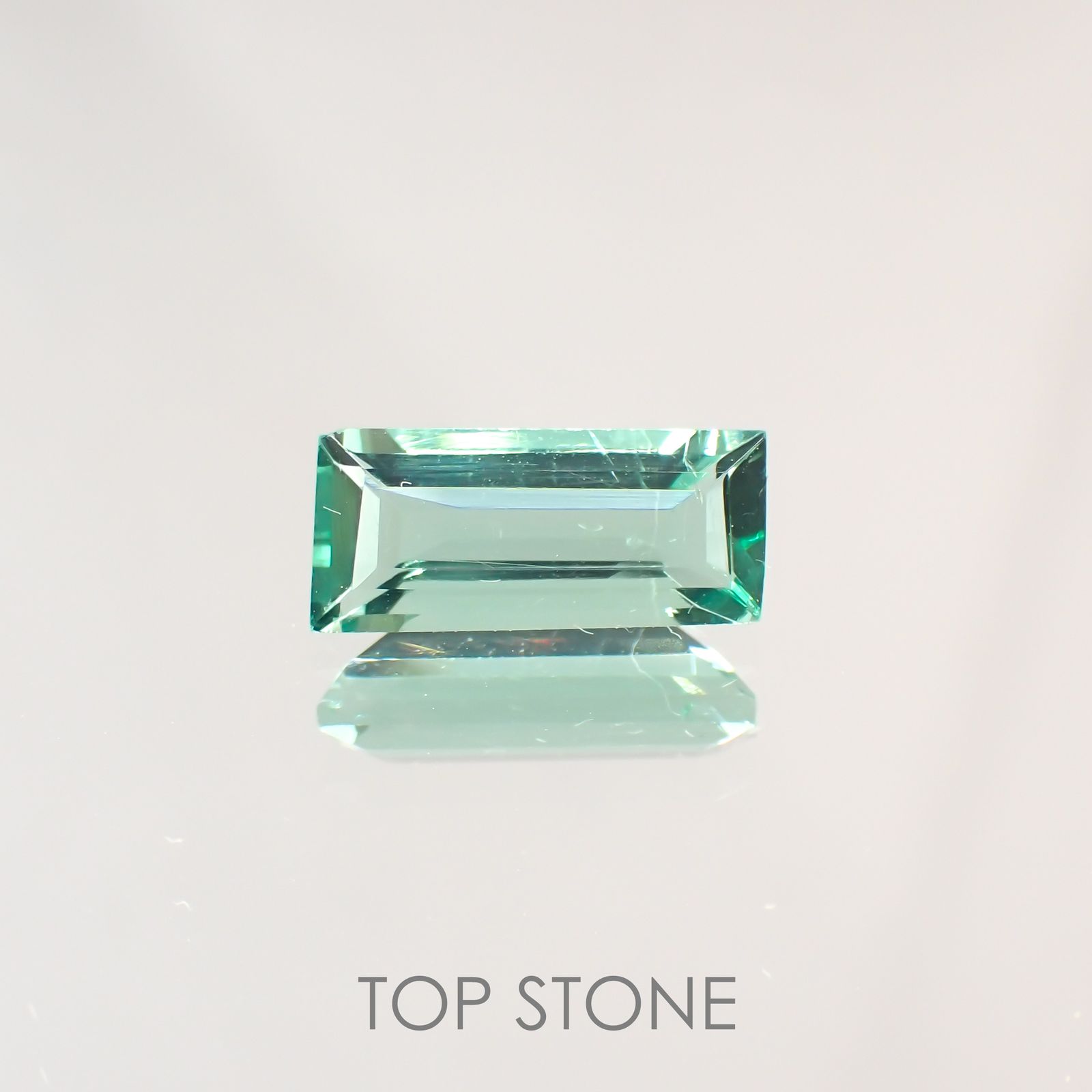フローライト フルオレッセンス(宝石名フルオライト)イギリス・ロジャリー鉱山産 1.63ct 識別済[211113776]10.4x4.5mm前後