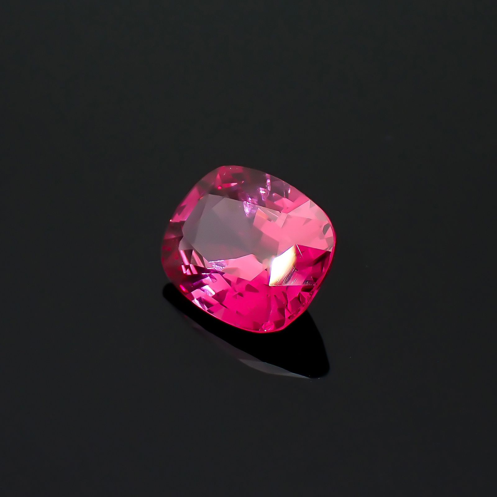 ホットピンクスピネル タンザニア・マヘンゲ産 3.07ct / 10x8mm前後 [260732610]
