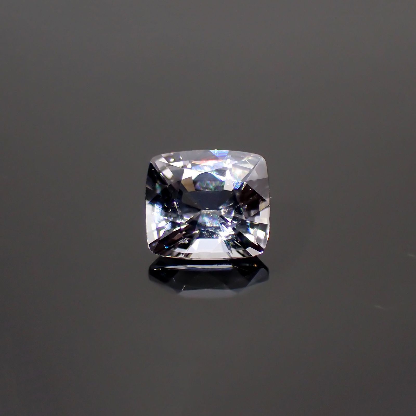 プラチナスピネル(宝石名スピネル)ビルマ産 0.88ct 識別済[250114113]5.7x5.2mm前後