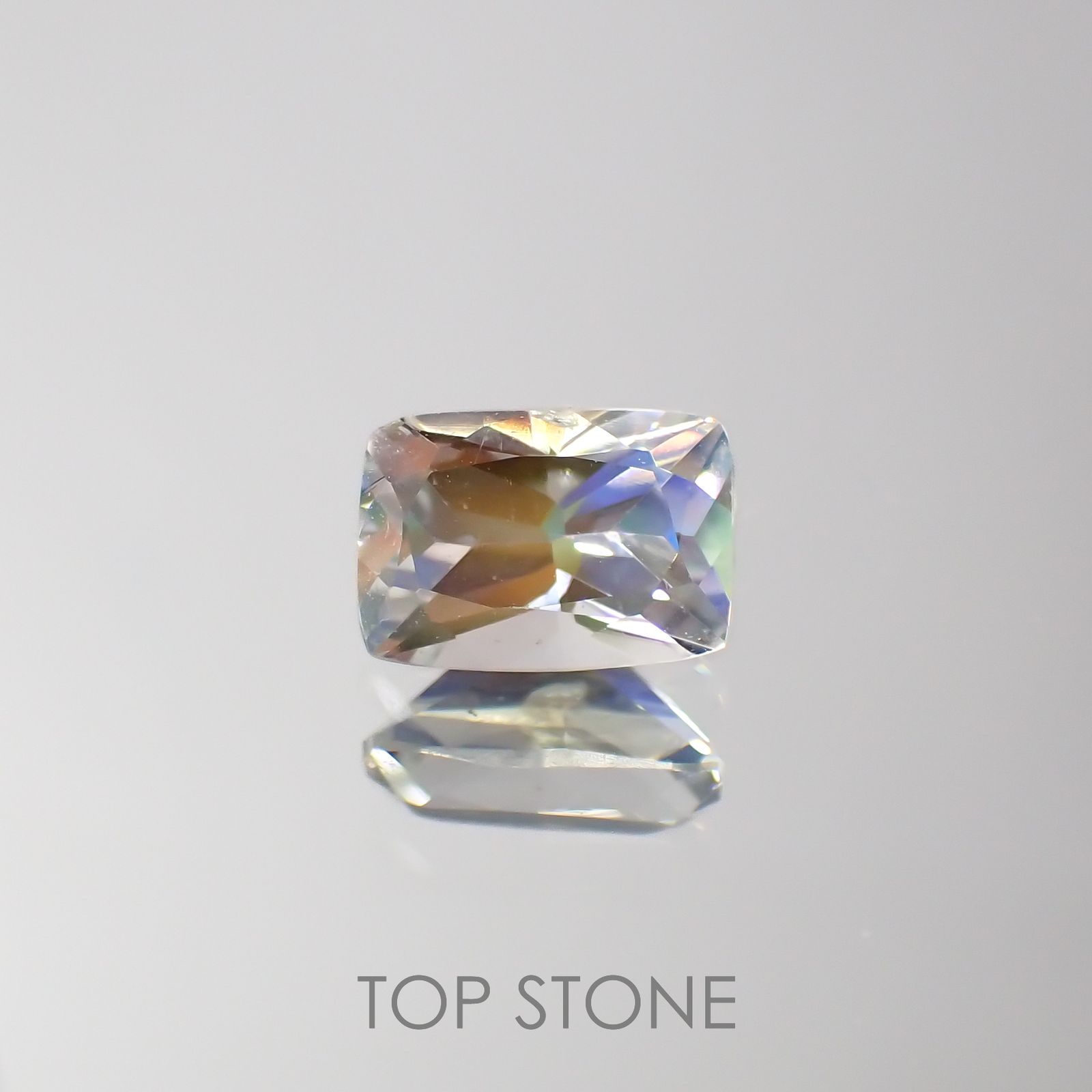 レインボームーンストーン(宝石名ラブラドライト)タンザニア産 0.66ct 識別済[220616647]6.6x4.5mm前後