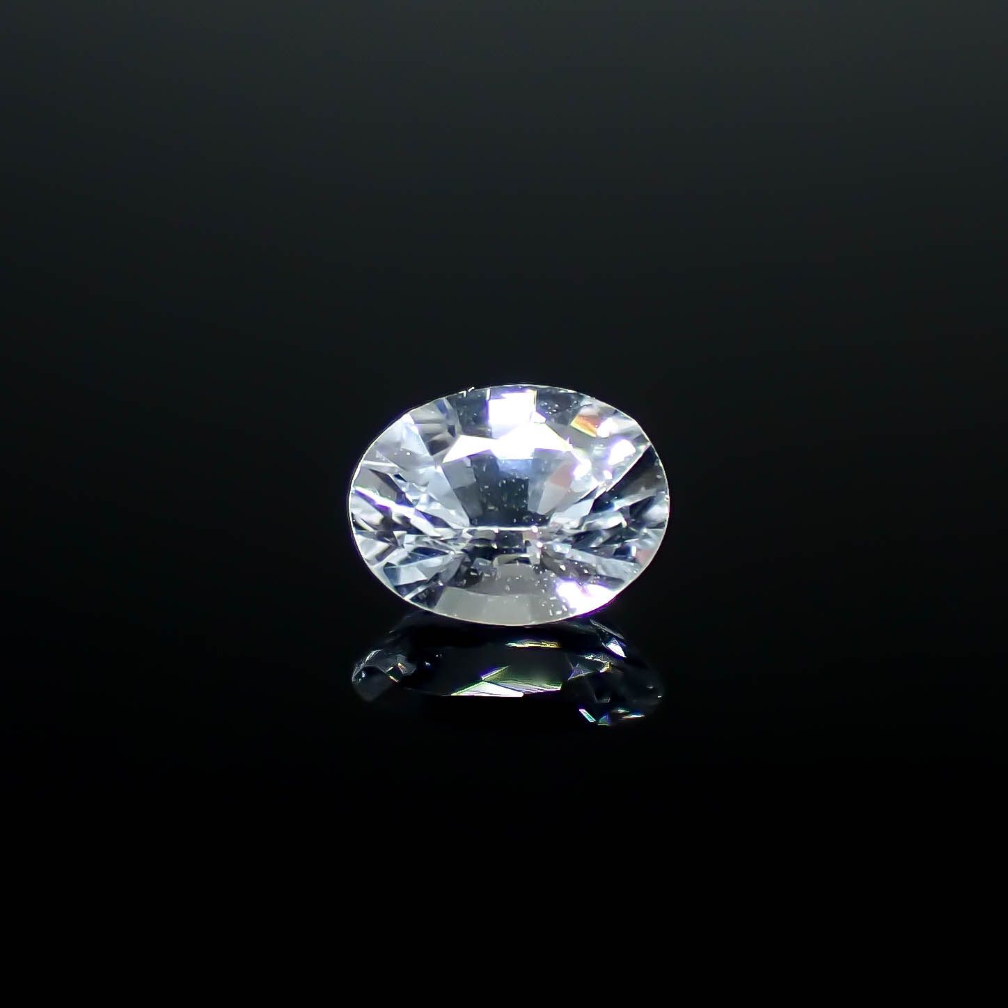 カラーレスサファイア スリランカ産 0.37ct [250830975]4.9x3.8mm前後