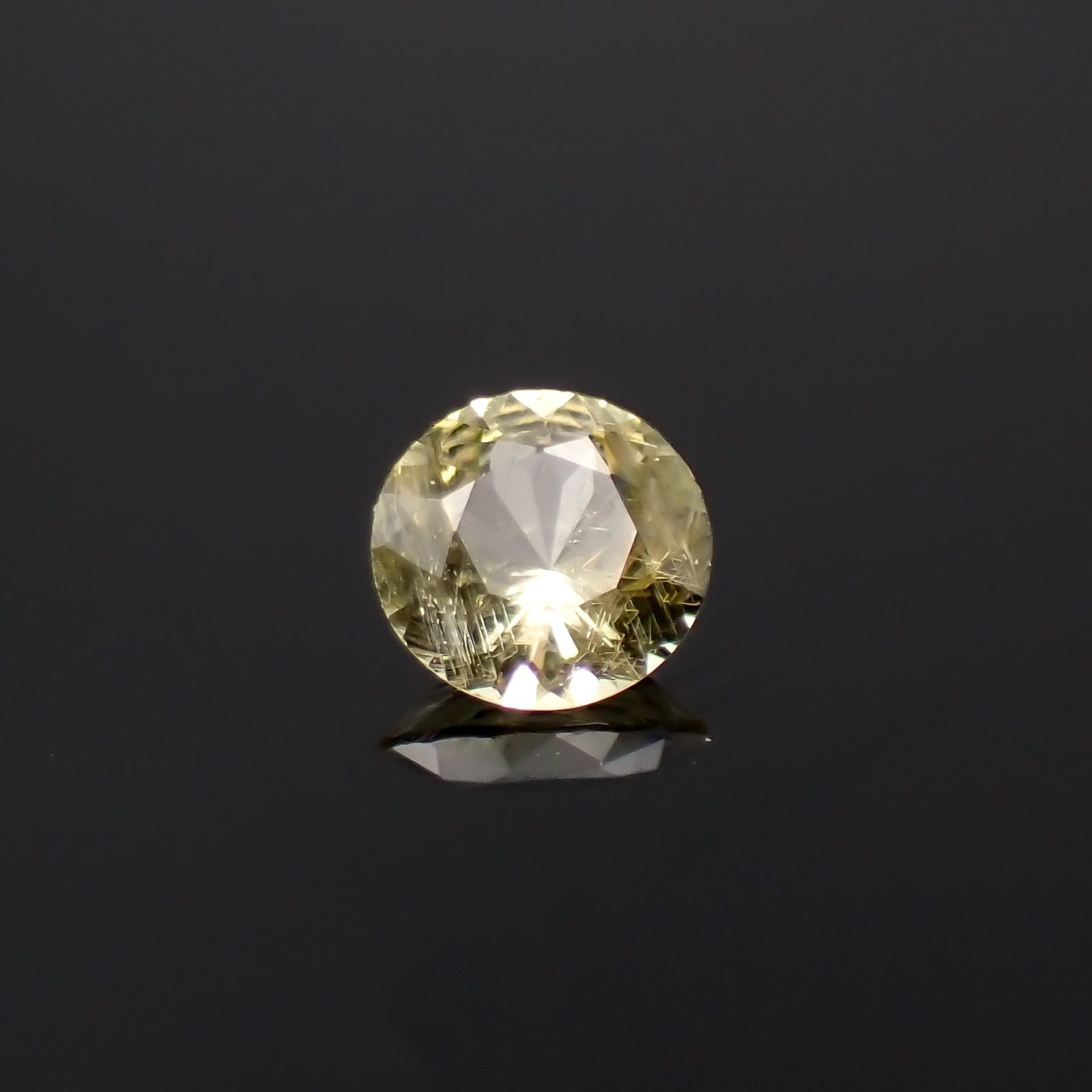 イエローダンビュライト(宝石名イエロー・ダンブライト)タンザニア産 識別済 0.092ct / 3x3mm前後 [260319630]