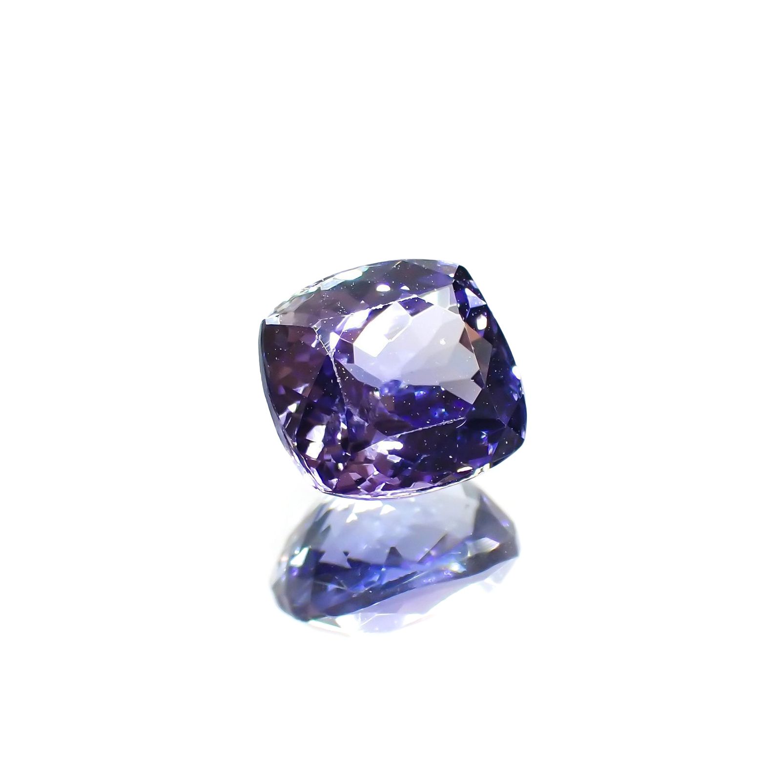 バイカラータンザナイト(宝石名タンザナイト) タンザニア産 ソ付(彩珠) 2.439ct / 7.8x7mm前後 [210812667]