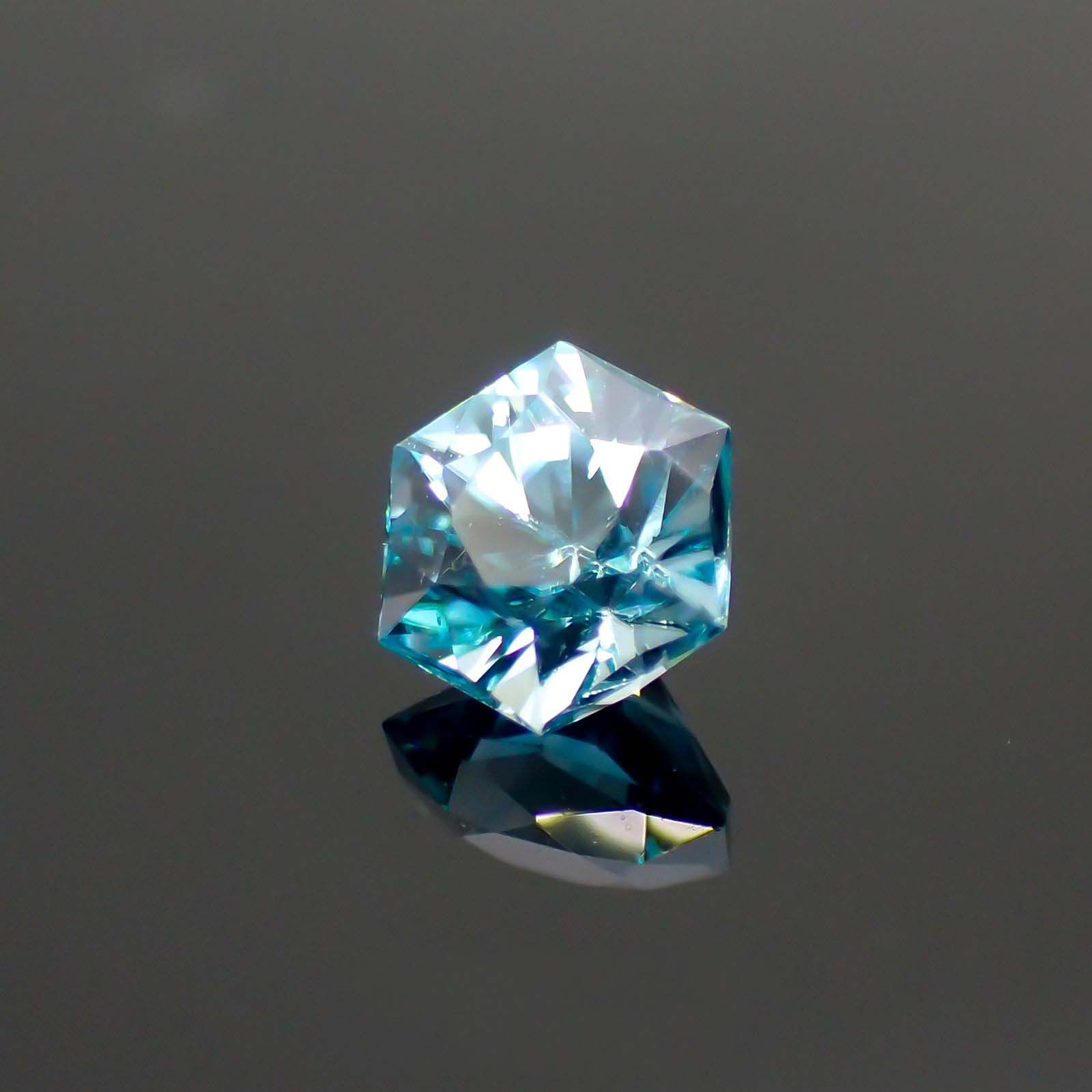 ◇ヘキサゴンカット◇ブルージルコン(宝石名ジルコン) カンボジア産 0.81ct 識別済[211013364]4.8×4.8mm前後