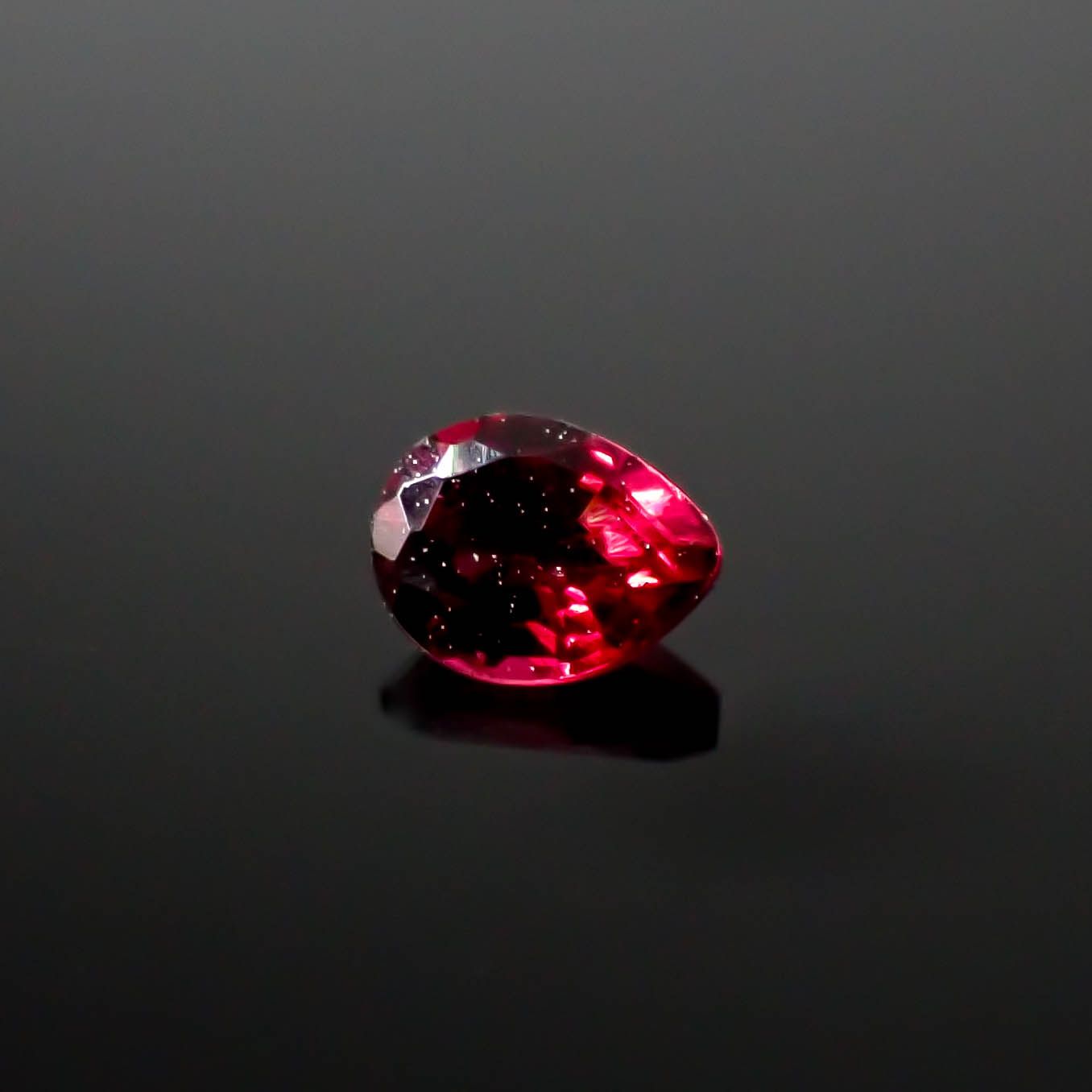 レッドスピネル ビルマ産 0.15ct[240728582]3.8x2.9mm前後