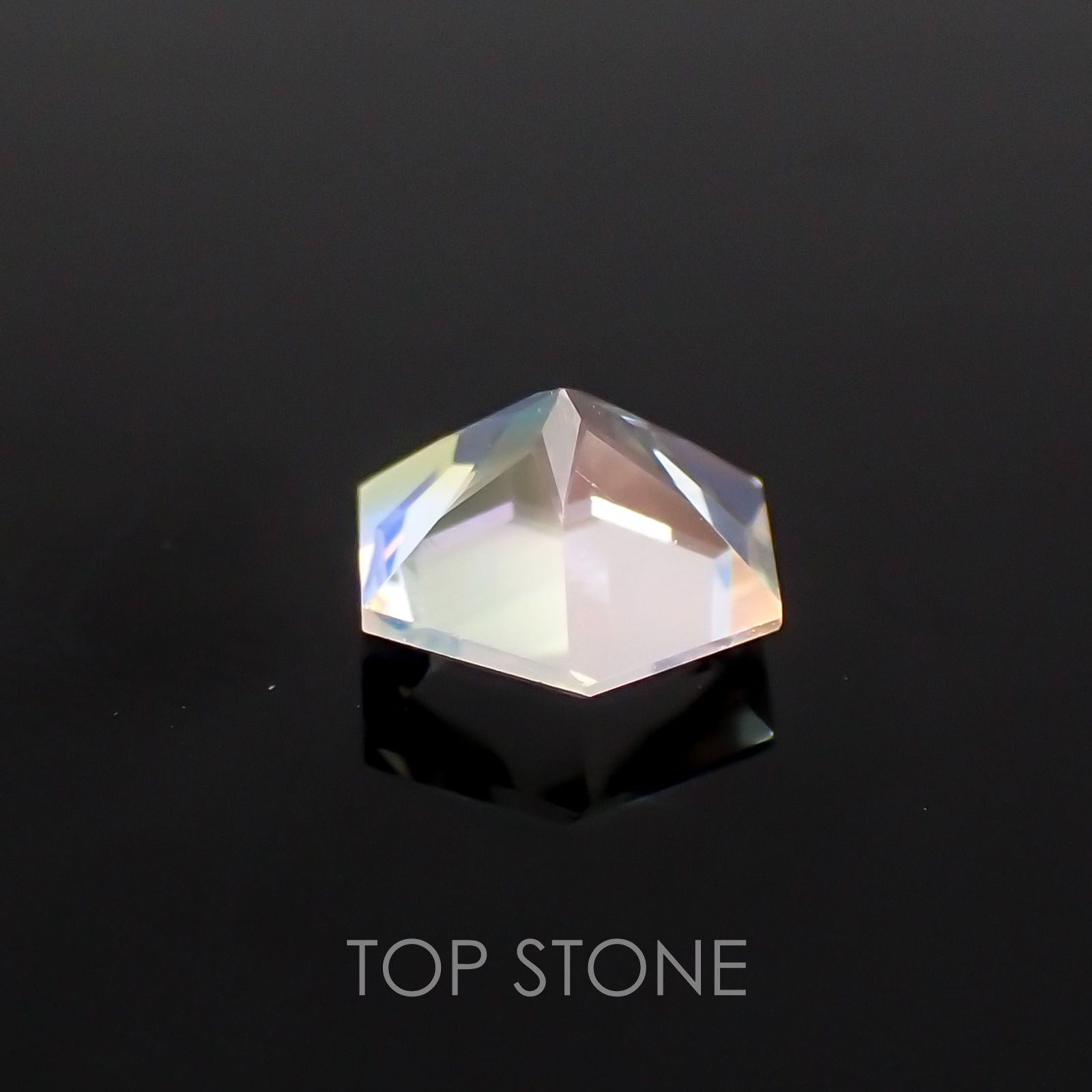 ◇ヘキサゴンカット◇レインボームーンストーン(アンデシンラブラドライト) SA マダガスカル産 ルース 0.49ct[21059778]5.1×5mm前後
