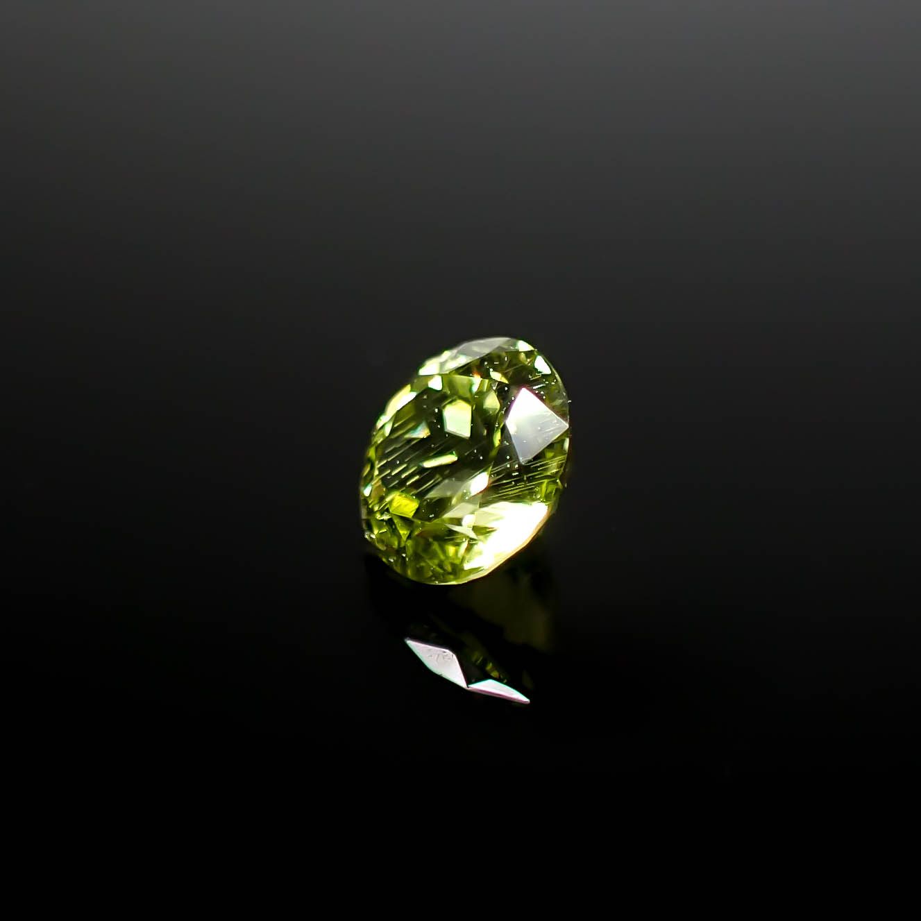 パラサイティックペリドット 採取地：インドネシア・ジェパラ 0.24ct [250730747]3.7x3.7mm前後