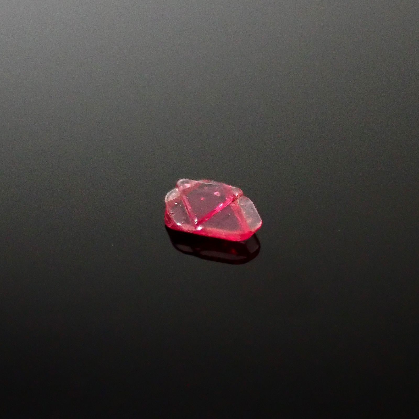 ツインクリスタルスピネル(スピネル式双晶) 原石 ビルマ産 0.041ct[240628428]2.4x2.2mm前後