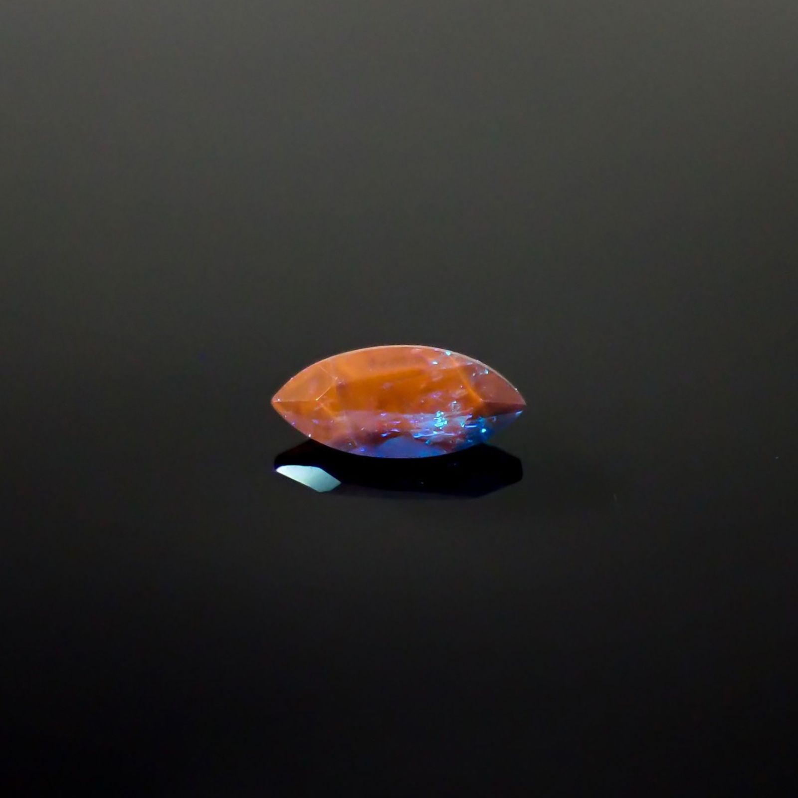 アウイナイト フルオレッセンス(宝石名アウイナイト)ドイツ産 識別済 0.11ct / 5.6x2.5mm前後 [240628315]
