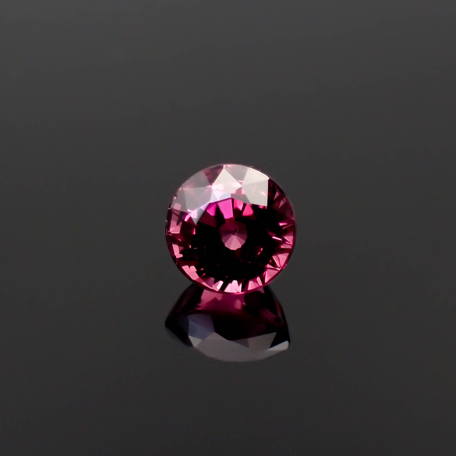 ロードライトガーネット(宝石名ロードライト・ガーネット)ブラジル産 0.99ct 識別済[250530366]5.4x5.4mm前後