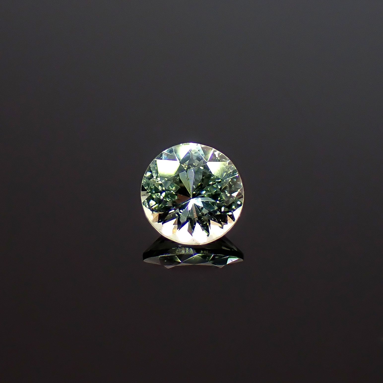 ミントガーネット タンザニア産 0.41ct / 4.7x4.7mm前後 [260932678]