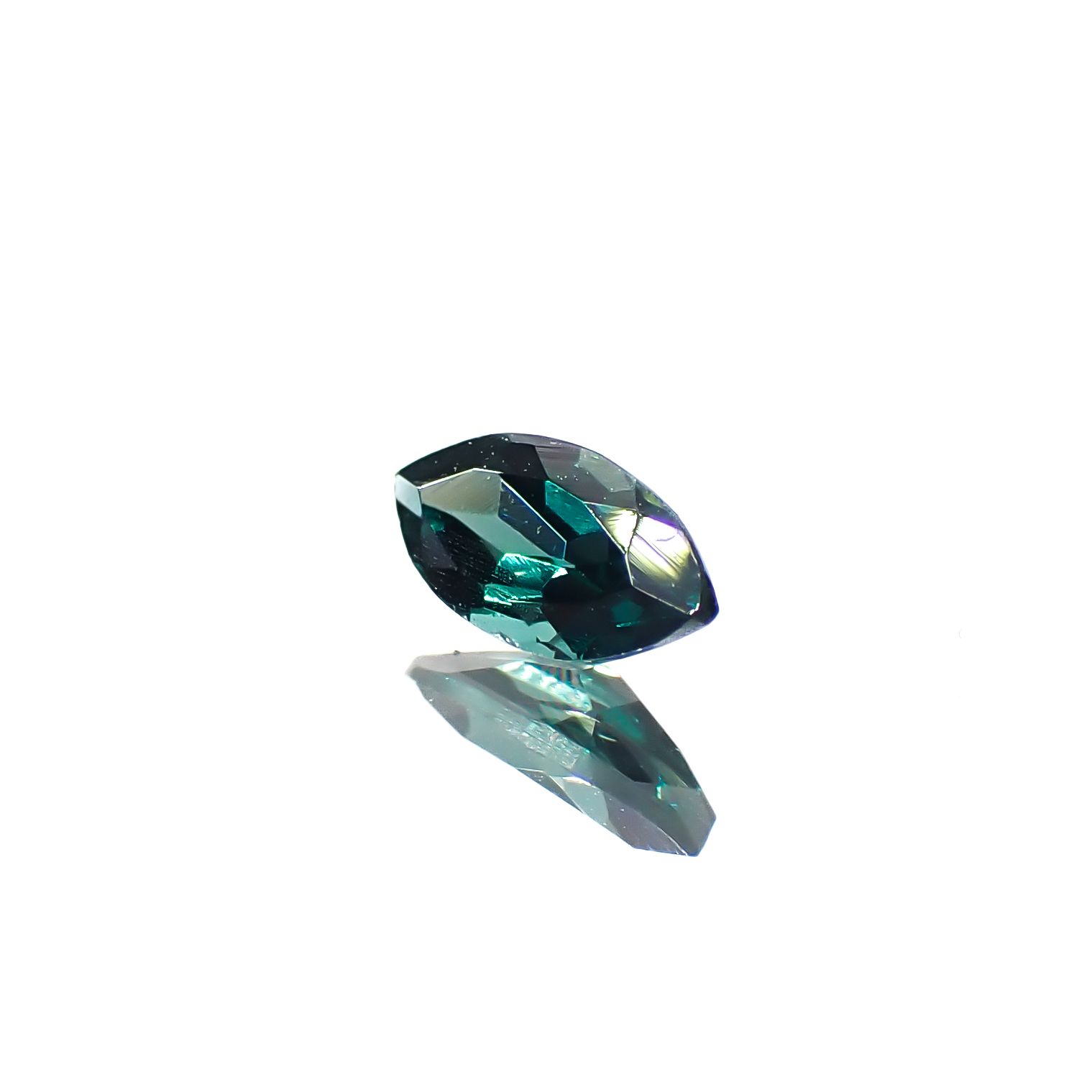 ベキリーブルーガーネット（カラーチェンジガーネット アレキタイプ） マダガスカル・ベキリー産 0.17ct[240628282]5x2.5mm前後