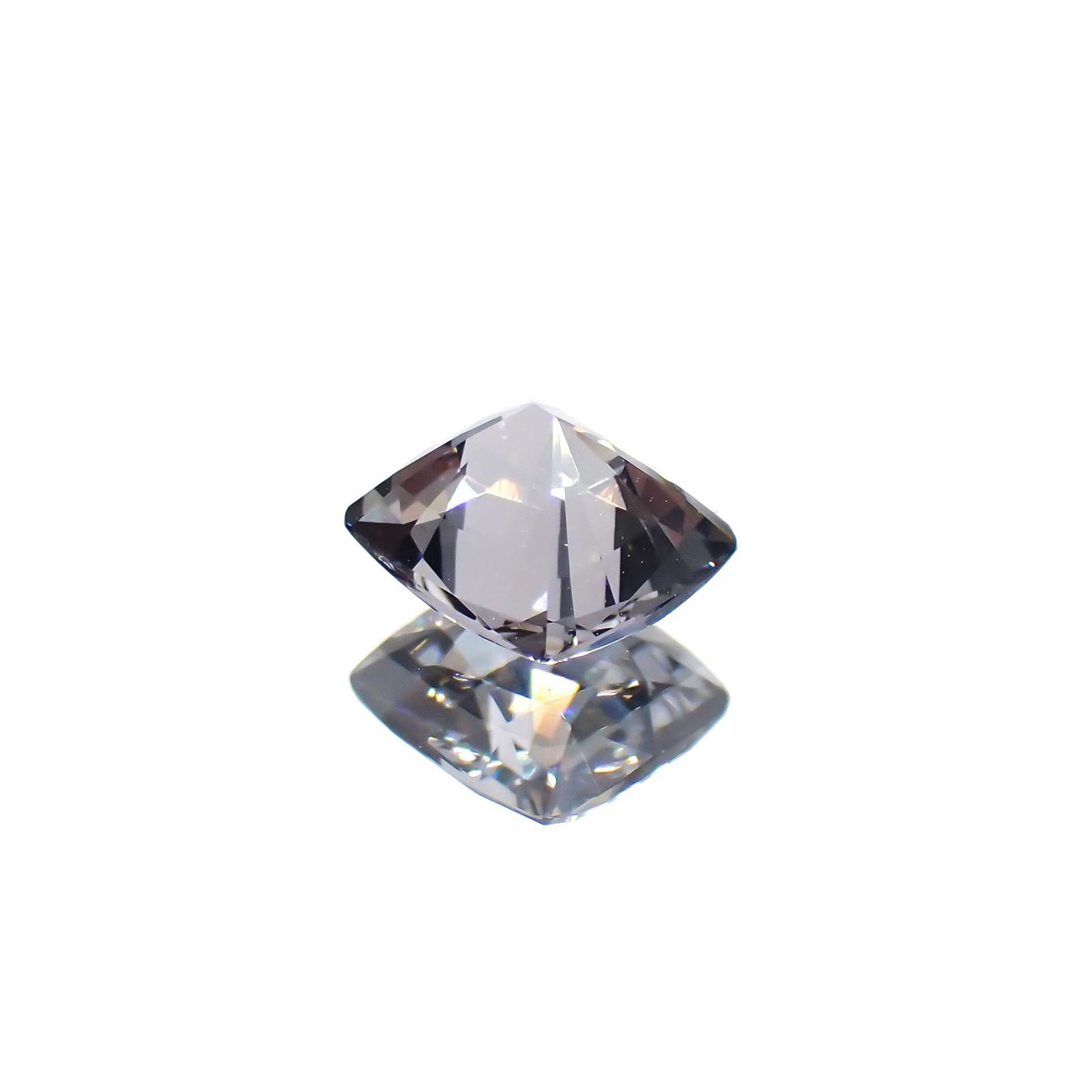 プラチナスピネル(宝石名スピネル)ビルマ産 0.88ct 識別済[250114113]5.7x5.2mm前後