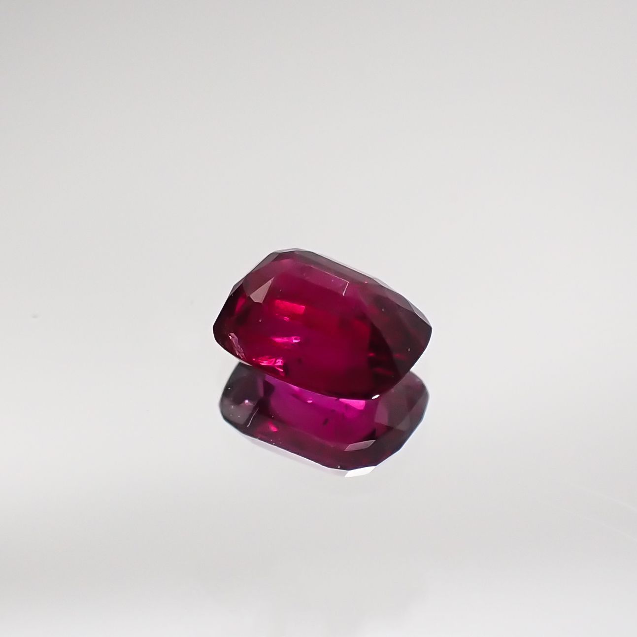 ルビー 非加熱(宝石名ルビー) マダガスカル産 0.45ct 識別済[210711737]4.8×3.7mm前後
