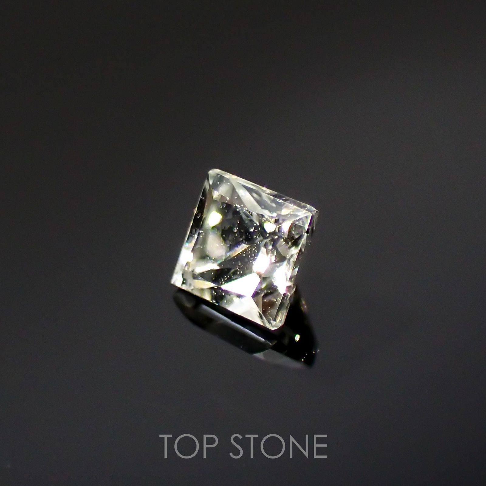 ◇プリンセスカット◇リューコガーネット(宝石名ホワイト グロッシュラー・ガーネット)ビルマ産 0.13ct 識別済[220115448]2.4x2.5mm前後
