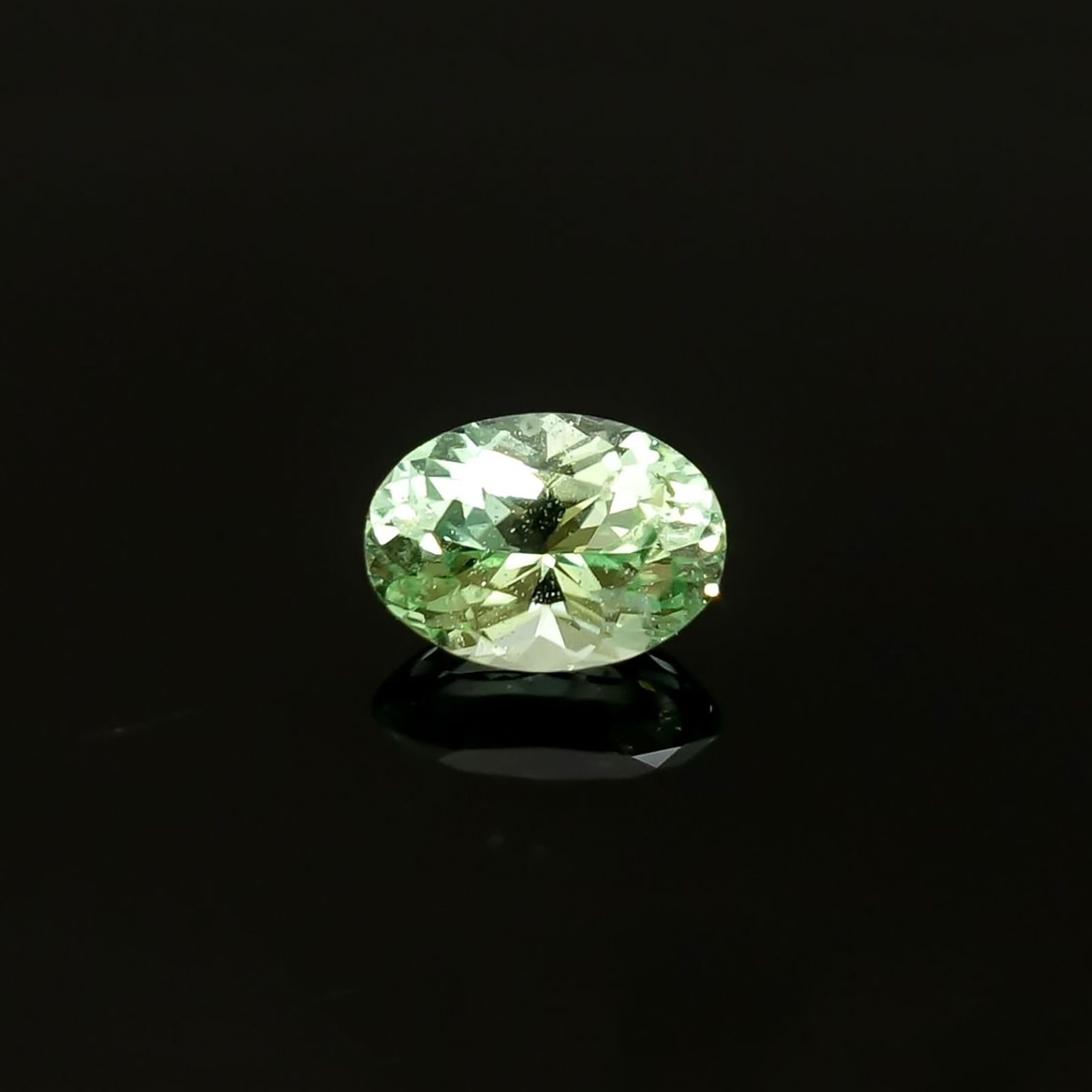 バナジウムコーネルピン(宝石名コーネルピン)タンザニア・タンガ州産 識別済 0.56ct / 5.8x4.2mm前後 [220115628]