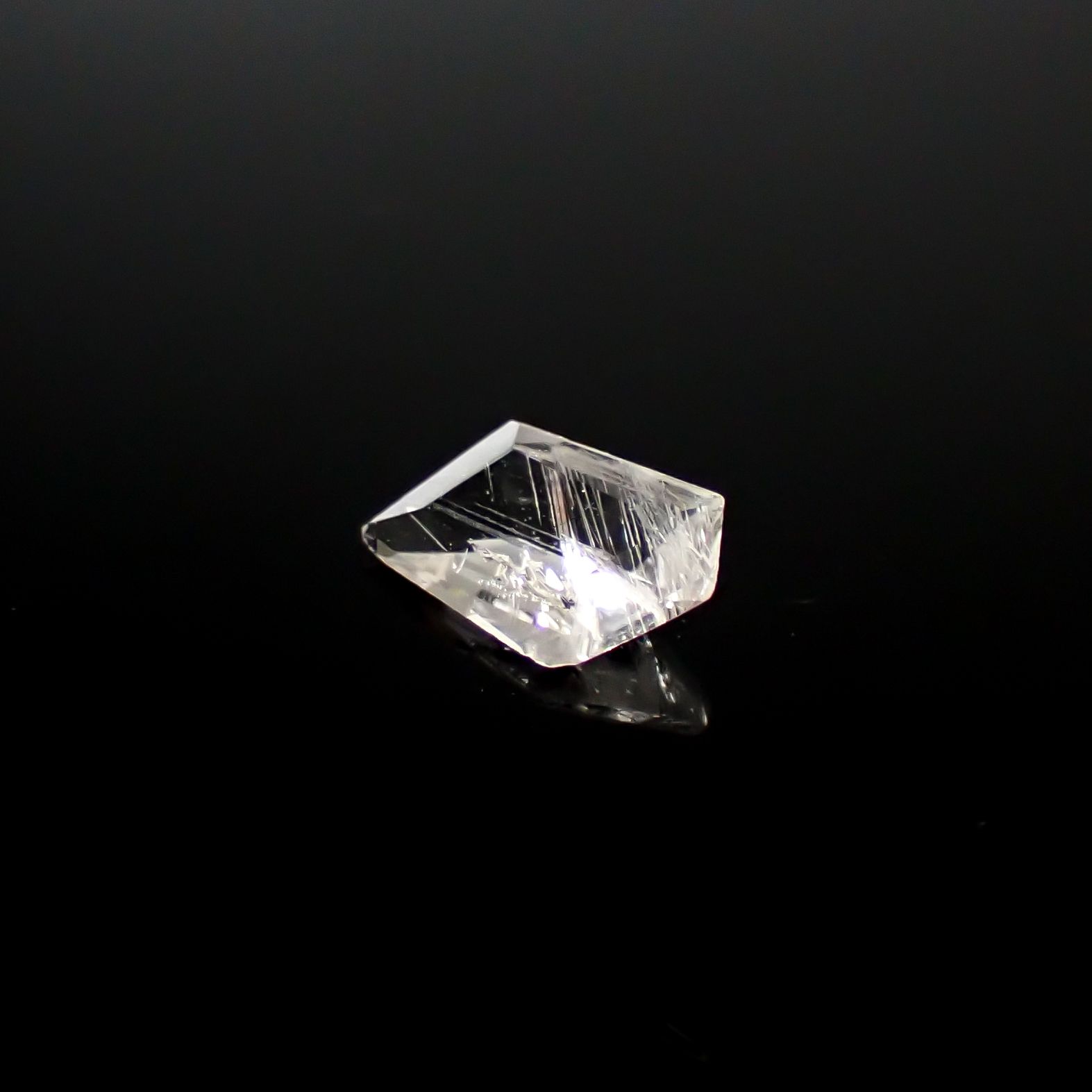 ◇カスタムカット◇ポードレッタイト(宝石名ポードレッタイト)ビルマ産 0.178ct ソ付(彩珠)[240628440]5.7x3.5mm前後