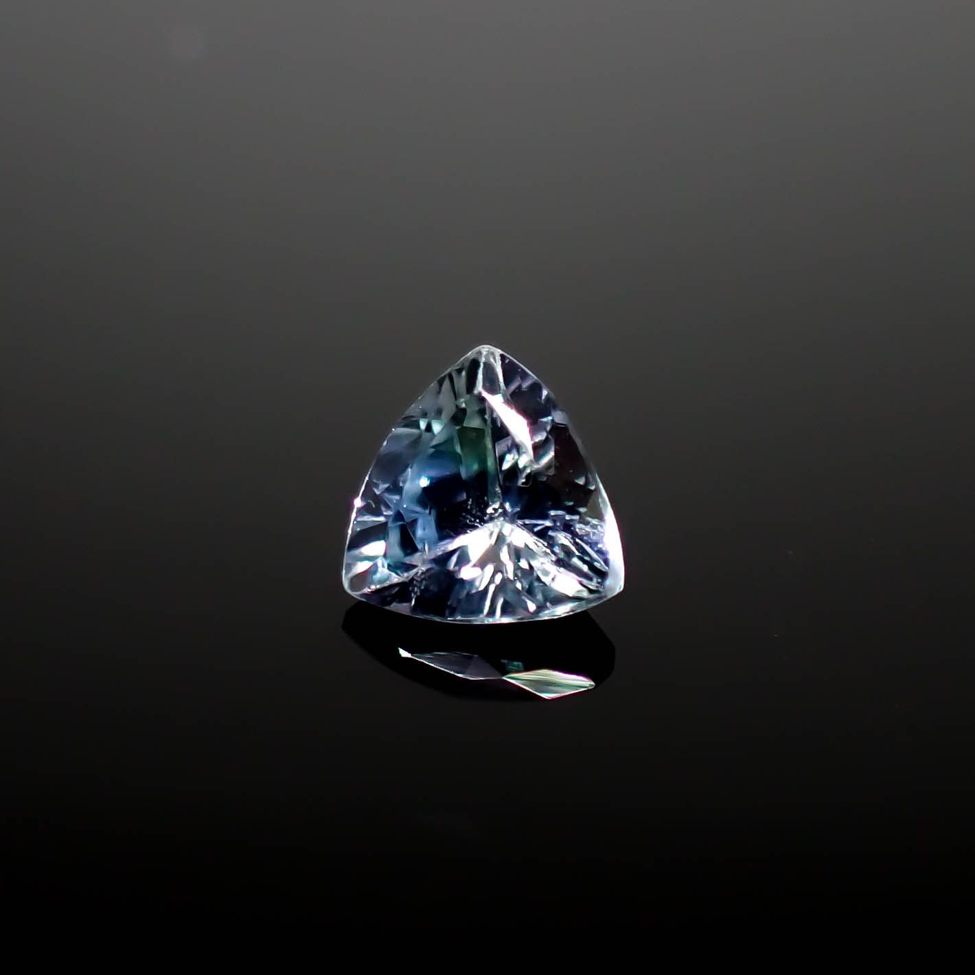 バイカラータンザナイト(宝石名ゾイサイト)タンザニア産 0.44ct 識別済[240828606]5x5.1mm前後