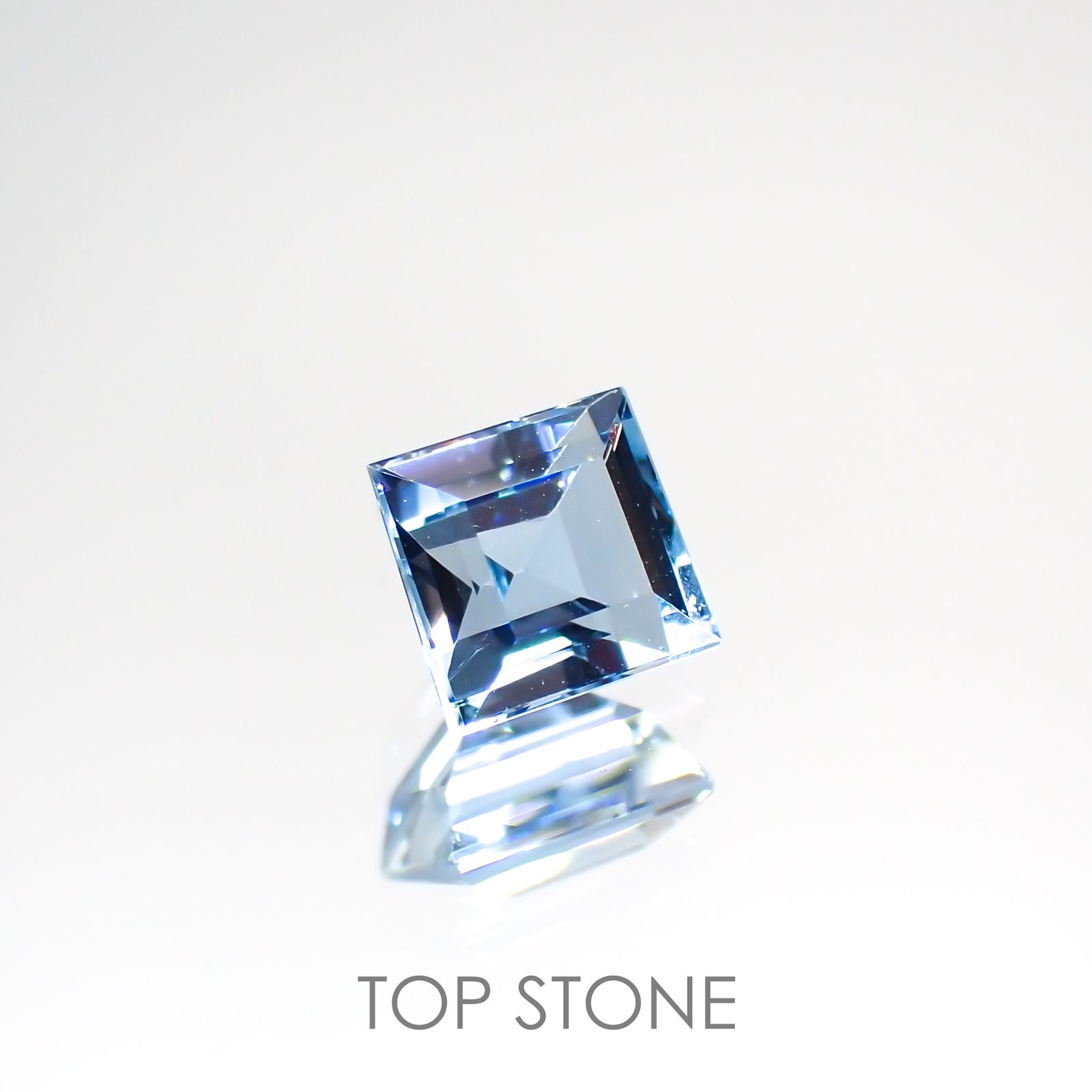 アクアマリン サンタマリアカラー(宝石名アクアマリン) モザンビーク産 0.71ct 識別済[210912600]4.9×4.8mm前後