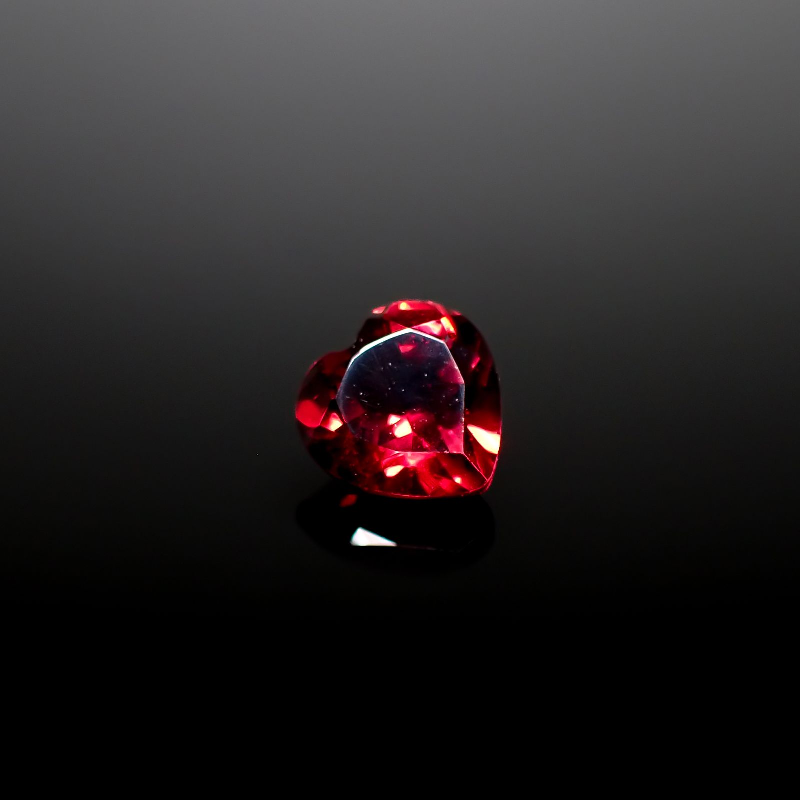 パイラルスパイトガーネット モザンビーク産 1.02ct [241229409]6.1x6.1mm前後