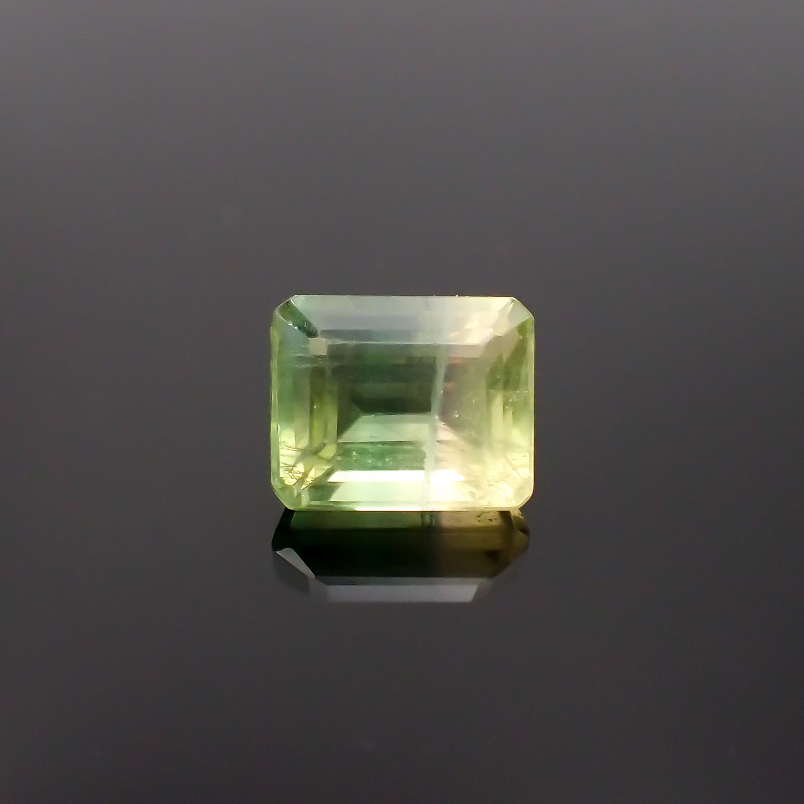 バイカラーフローライト フルオレッセンス ブラジル産 4.39ct[230722972]9.8x8.1mm前後