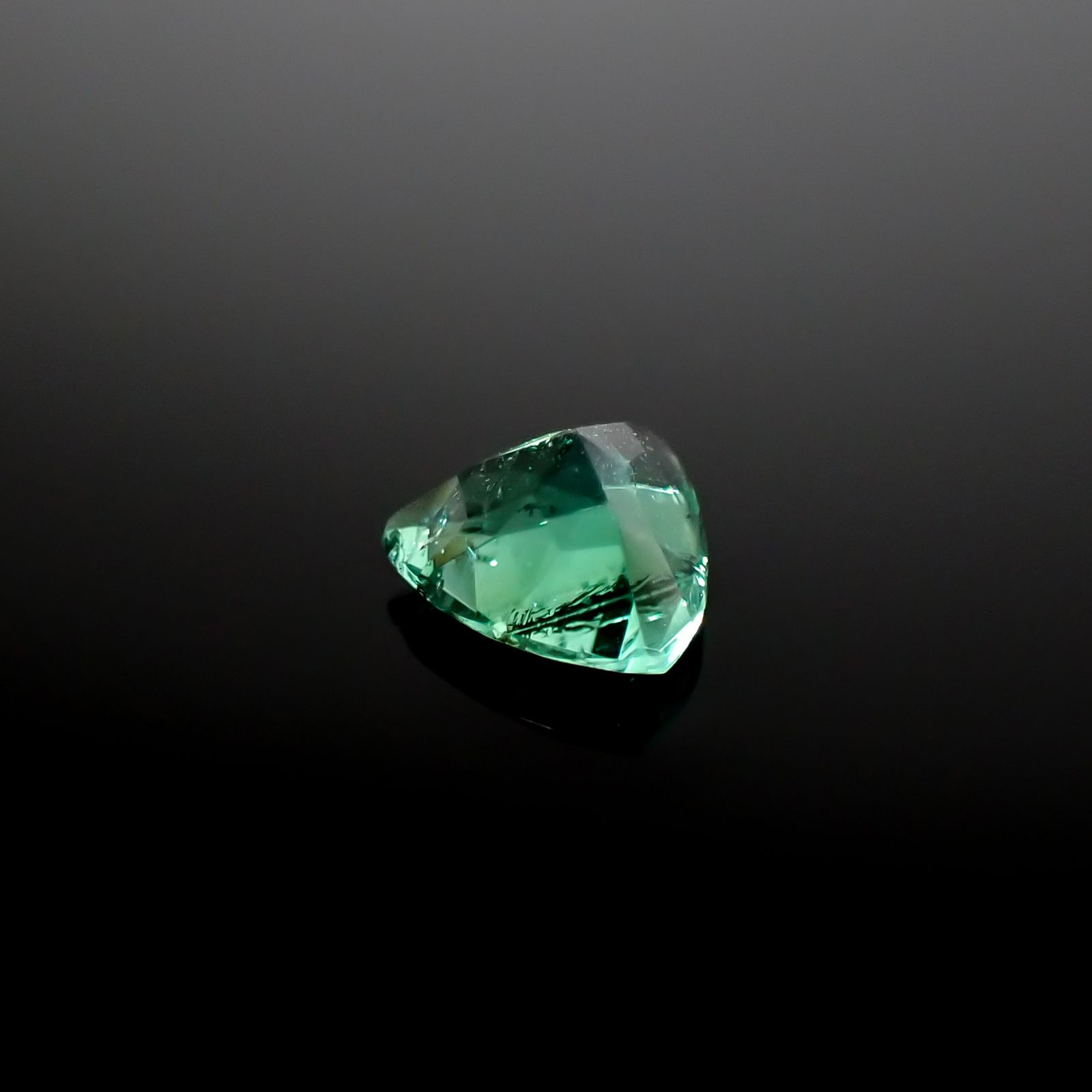 パライバトルマリン(宝石名トルマリン/別名パライバ・トルマリン)ブラジル・キントス鉱山産 0.471ct ソ付(宝貴協)[240928714]5.17x5.31mm前後