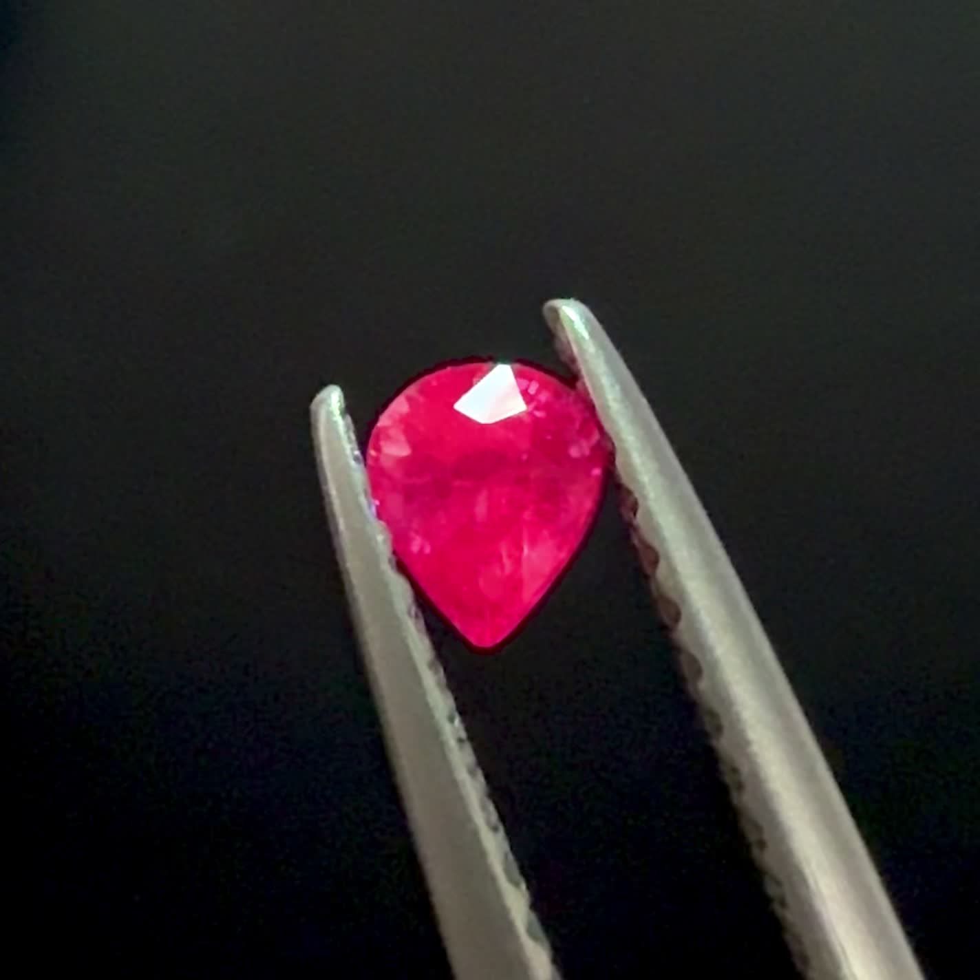 ウィンザーサファイア タンザニア・ウィンザー産 0.28ct / 4.2x3.4mm
