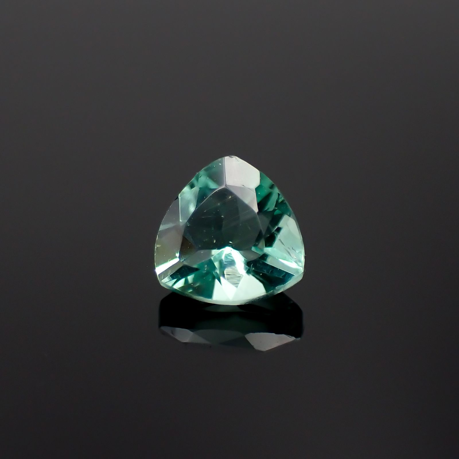 フローライト フルオレッセンス イギリス・ロジャリー鉱山産 0.74ct[230923326]5.7x5.6mm前後