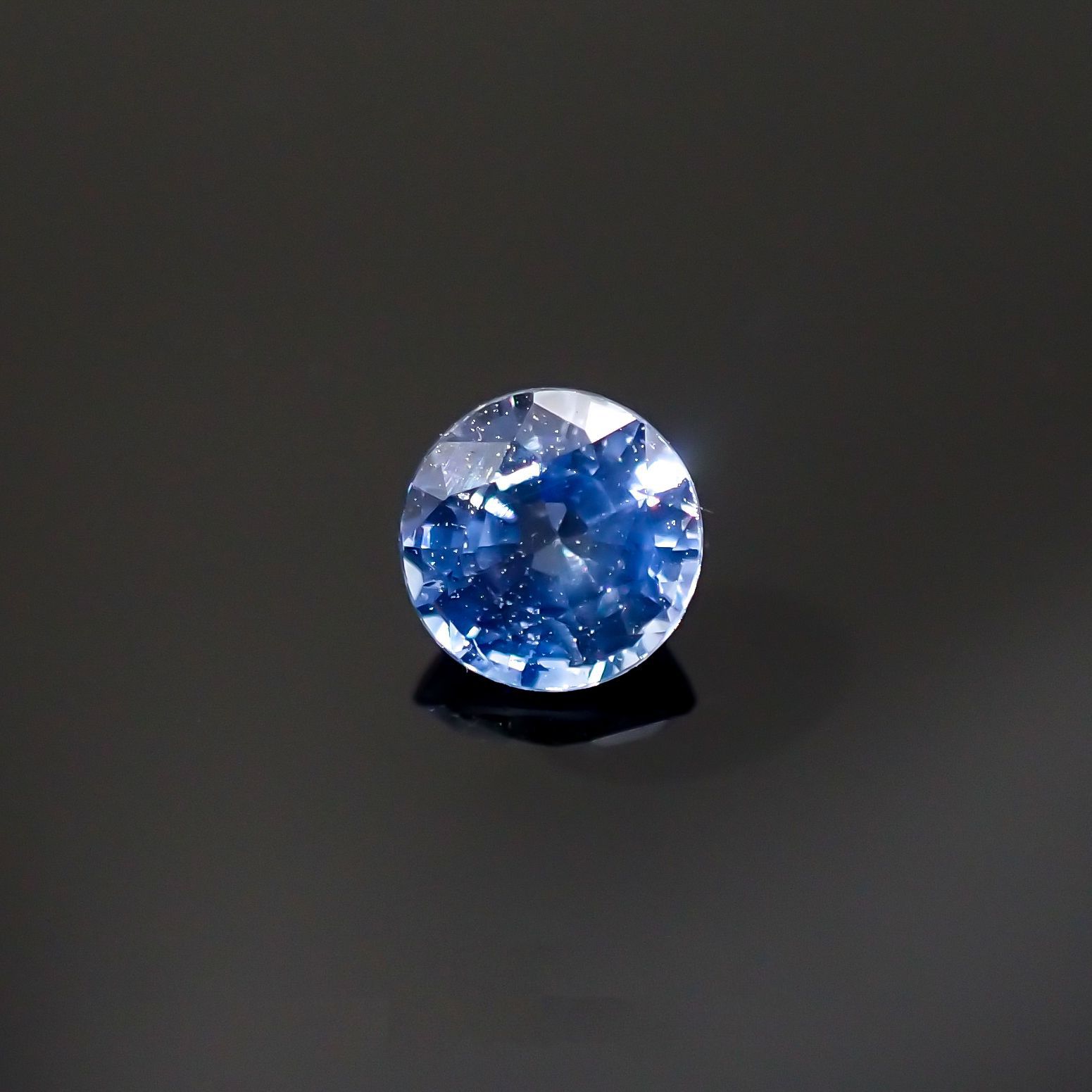 アイスブルーサファイア(宝石名サファイア)スリランカ/マダガスカル産 0.45ct 識別済[220515957]4.5x4.5mm前後
