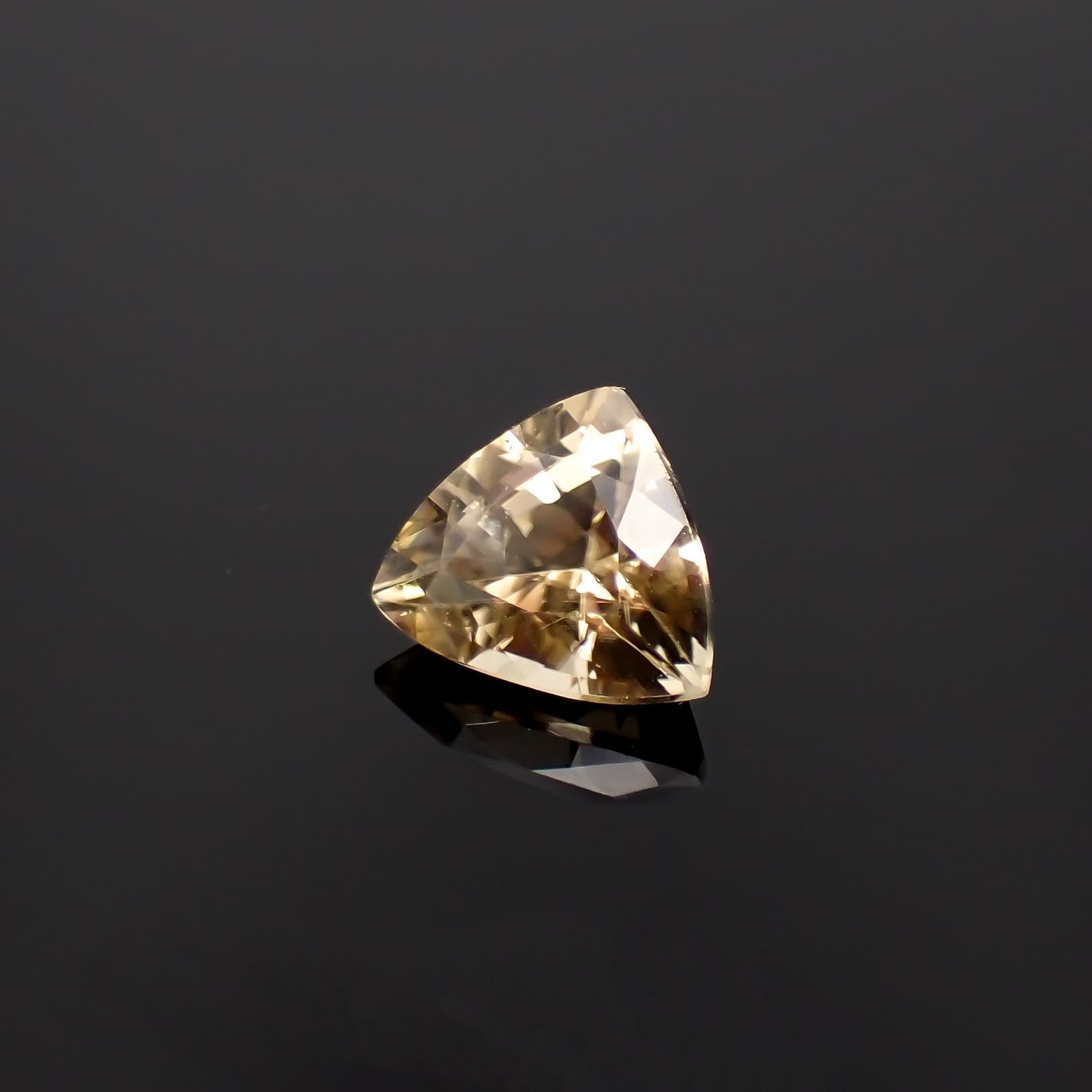 シンハライト(宝石名シンハライト)スリランカ産 識別済 1.63ct / 7.2x8.4mm前後 [260419704]