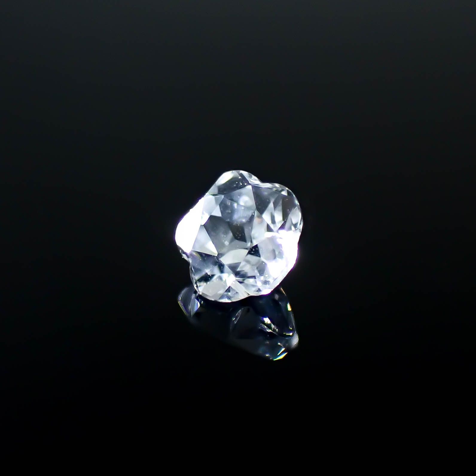 ◇カスタム・フラワーカット◇カラーレスサファイア スリランカ/マダガスカル産 0.23ct [250830977]3.4x3.5mm前後