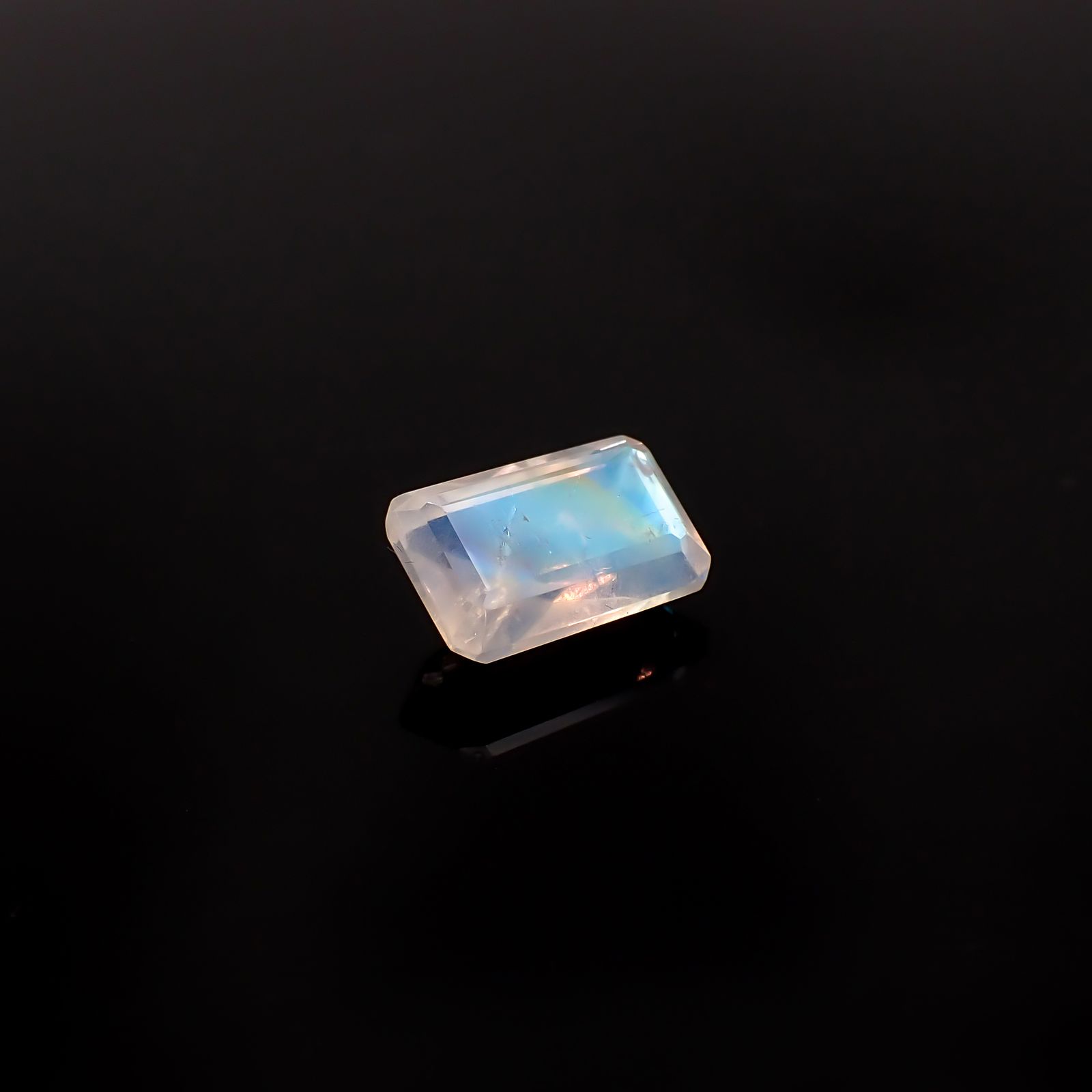 レインボームーンストーン インド・ビハール産 4.13ct / 12.3x7.8mm前後 [260431966]