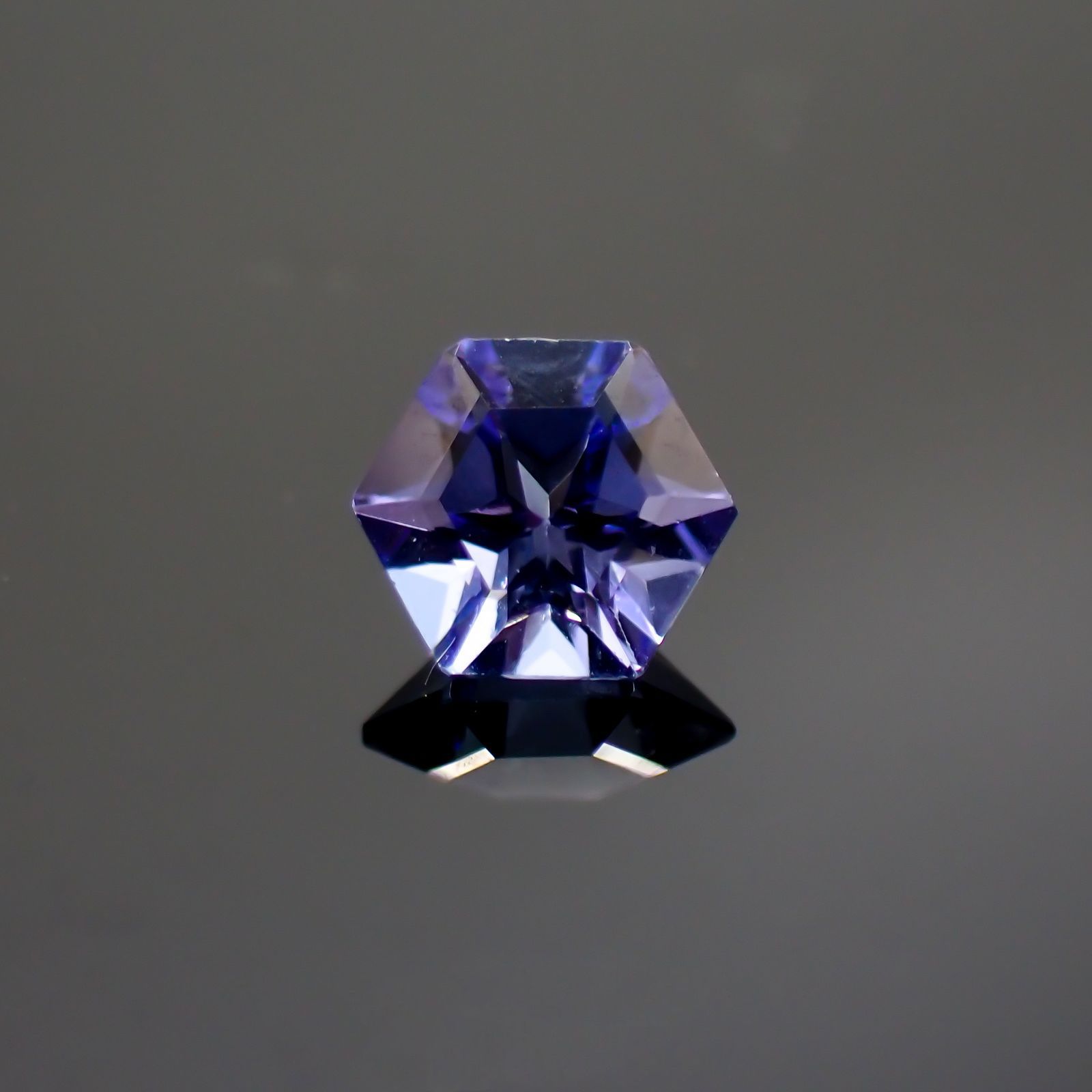 ◇ヘキサゴンカット◇タンザナイト(宝石名タンザナイト)タンザニア産 0.49ct 識別済[220113851]4.8x4.7mm前後