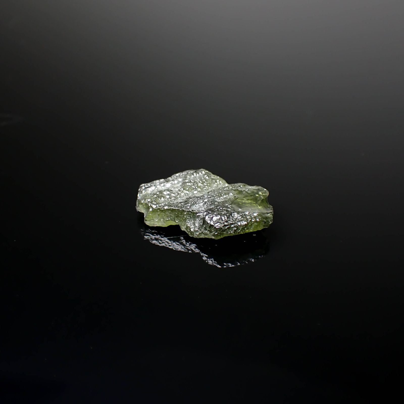 モルダバイト 原石 発見地：旧チェコスロバキア 7.27ct [241029290]15.6x19.1mm前後