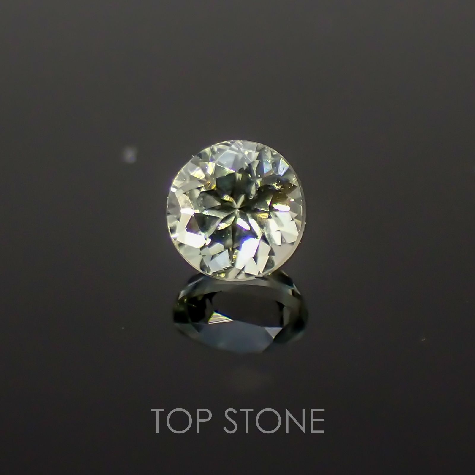 リューコガーネット(宝石名ホワイト グロッシュラー・ガーネット) ビルマ産 0.24ct 識別済[19111482]3.6×3.6mm前後