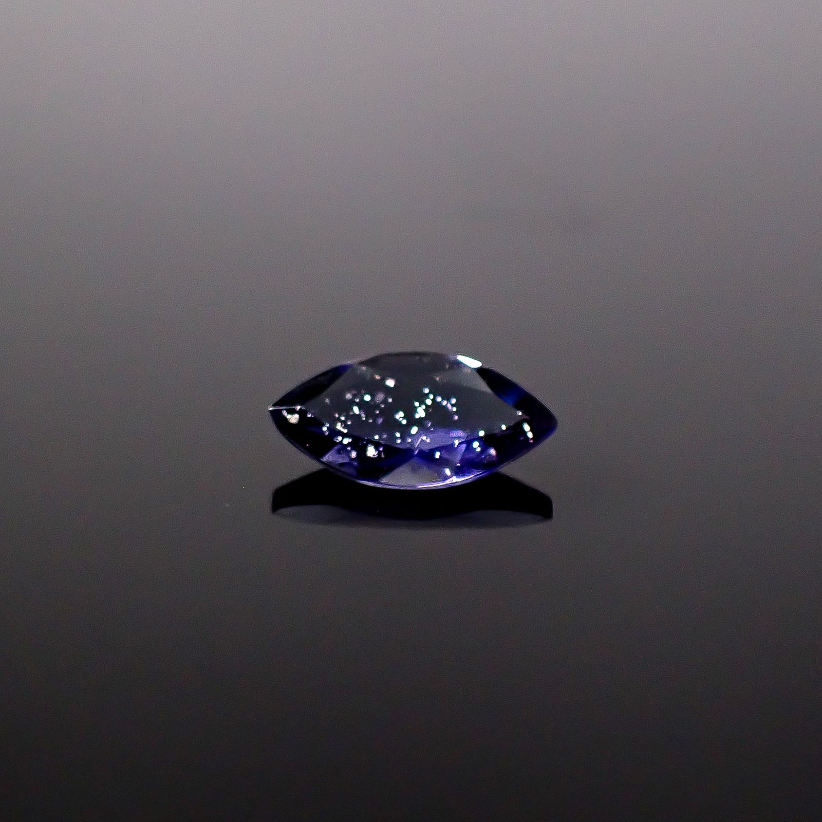 アイオライトサンストーン インド/ブラジル産 0.77ct / 10.2x5.2mm前後 [260231676]