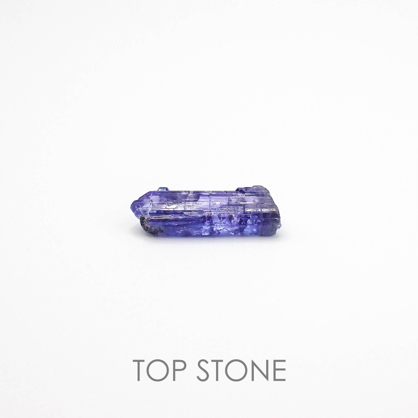 タンザナイト(宝石名タンザナイト) タンザニア産 原石・結晶 6.34ct 識別済[20073398]20.6×6.2mm前後