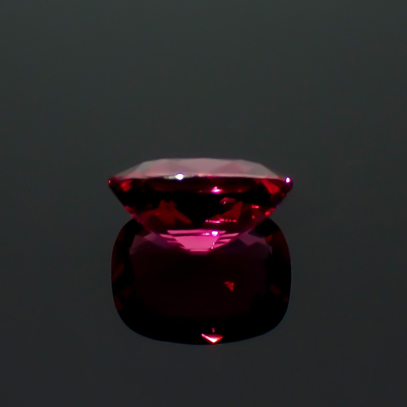 ホットピンクスピネル タンザニア・マヘンゲ産 3.07ct / 10x8mm前後 [260732610]