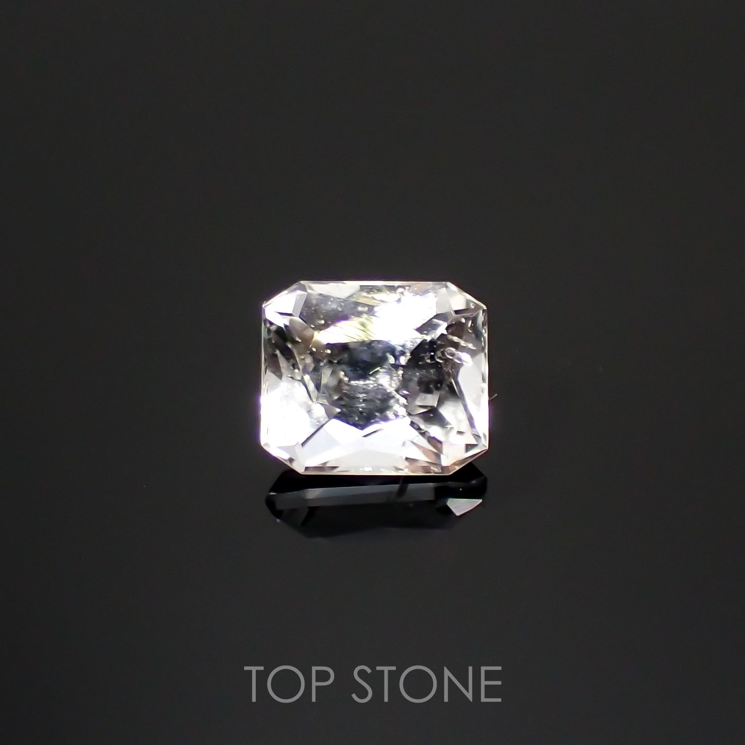 フェナカイト(宝石名フェナカイト)ブラジル産 0.39ct 識別済[220115177]4.6x4mm前後
